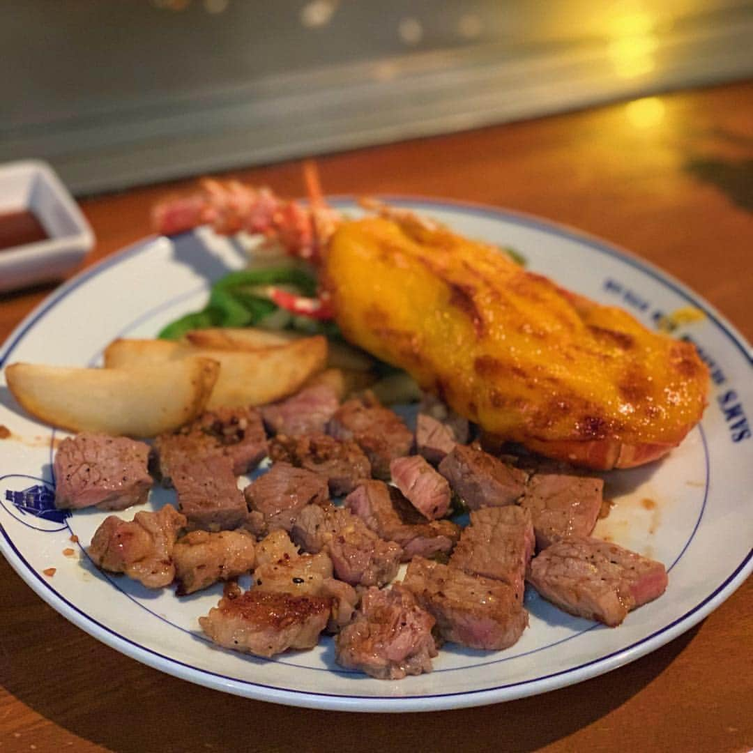 karen okajimaさんのインスタグラム写真 - (karen okajimaInstagram)「ㅤㅤㅤ ㅤㅤㅤ 沖縄で食べたステーキ💓 サムズセーラーイン😍  パフォーマンスも素晴らしくて 味も素晴らしくて最高でしたっ💕👏 ㅤㅤㅤ ㅤㅤㅤ 🍖サムズセーラーイン 国際通り店 🏠沖縄県那覇市牧志3-1-3 1F 📞098-918-0808 ⏰(ランチ) 11:30 ～ 15:00(L.O.14:00) ⏰(ディナー) 17:00 ～23:30(L.O.22:30) 日曜営業 定休日	年中無休  ㅤㅤㅤ #SAMS #サムズセーラーイン #沖縄 #OKINAWA #沖縄旅行  #おかじ旅行記 #JAPAN #gw #岡島かれん #国際通りグルメ #グルメ岡島 #沖縄グルメ #国際通り」5月3日 21時45分 - karenokajima0318