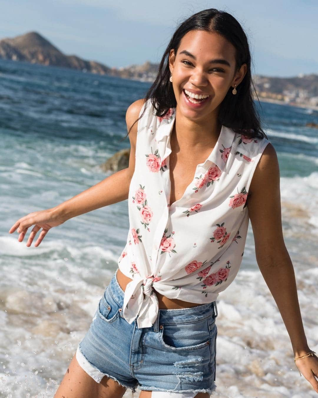 H&Mさんのインスタグラム写真 - (H&MInstagram)「Nothing beats the fresh scent of the ocean. 🌊 Don’t you agree? #HM  Sleeveless blouse: 0696594005 Short denim shorts: 0490113015」5月3日 21時46分 - hm