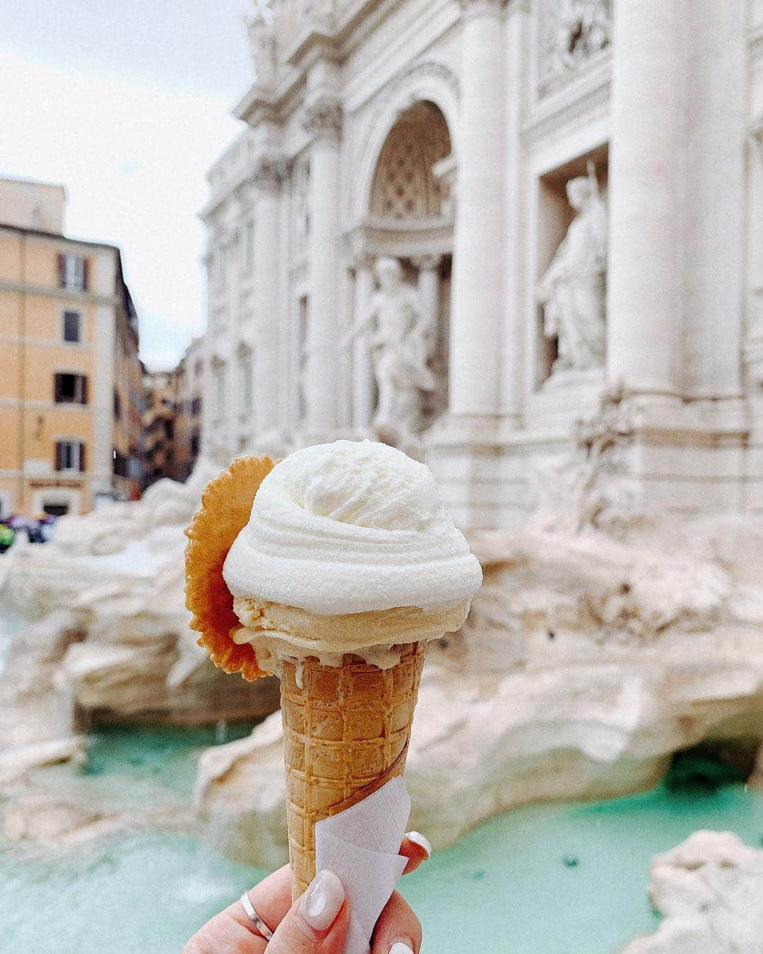 田中里奈さんのインスタグラム写真 - (田中里奈Instagram)「ジェラートは正義🍨﻿﻿ ﻿ --------------------------------------﻿﻿ ﻿﻿﻿ いろいろいろいろ試してみる。﻿﻿﻿﻿ いろいろいろいろ違う角度で見てみる。﻿﻿﻿﻿ いろいろいろいろ面白がってみる。﻿ ﻿﻿﻿﻿ いろいろやってると人生にいろんないろが増えていく。﻿﻿﻿﻿ いろいろって大雑把な言葉だけど私は好きだよ〜﻿﻿﻿﻿ 今年もいろいろしたい💛﻿行きたい💛味わいたい💛﻿ ﻿﻿ --------------------------------------﻿﻿ ﻿﻿﻿ #たなか旅メモ #イタリア #ローマ #トレビの泉 #ローマの休日ならぬローマの祝日は人でごった返してた🙄 #traveltheworld #instatravel」5月3日 21時57分 - tanakaofficial