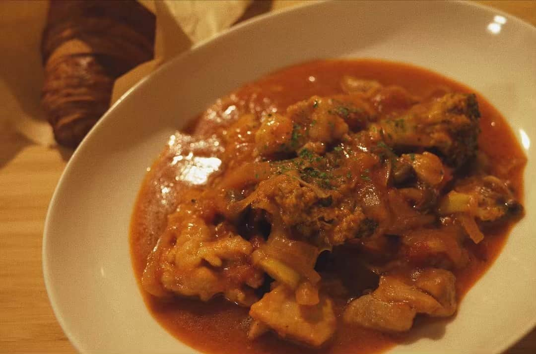 小林ようのインスタグラム：「スープストックトーキョーの野菜と鶏肉のトマトシチューがとっても好きなんだけどなかなか再現できないから誰かレシピ教えてくれないかなぁ。 #気が向いたときの自炊シリーズ #鶏肉のトマト煮込み . #cookingram #tomatosauce #stew #braised #🍅 #クッキングラム #自炊 #おうちごはん #トマトシチュー」