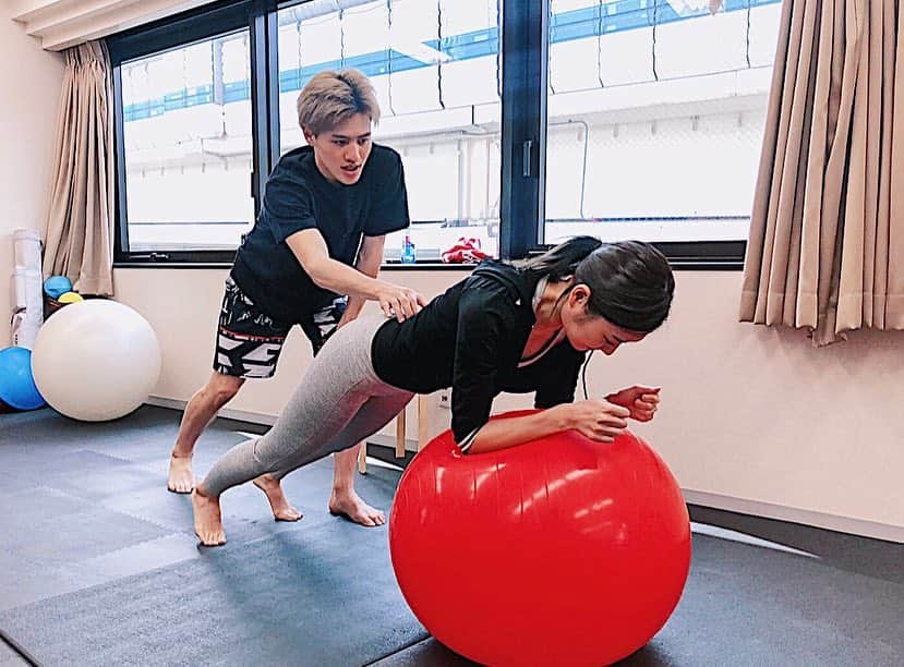 寺口智香さんのインスタグラム写真 - (寺口智香Instagram)「. 今日の新しいこと！ @fitnesshota さんにパーソナルトレーニングしてもらいました！ 自重トレーニングは 元々好きなんだけど トレーナーさんがつくと めちゃくちゃ追い込まれるーー😂 頑張らなきゃって真顔になる(笑) . 今日はお尻メインの下半身、腹筋、二の腕のメニューでしごかれてきました！ . SHOTAさんありがとうございましたー！ また韓国帰ってきたら トレーニングしてください🧸🎈 . この家に帰ってきた時の疲労感が めちゃくちゃいい💪 効いてるし、早く眠れるzzzz . 明日からまたミスアースのビューティキャンプが始まります☺️ 明日はすっごい楽しみな行事なので 早く寝よっと✨ . . #パーソナルトレーニング #筋トレ #筋トレ女子 #筋トレ初心者 #ダイエット記録 #ダイエット方法 #ボディメイク #FiNCアンバサダー #bodymake #ダイエット #絶対痩せる」5月3日 21時54分 - chika_loves