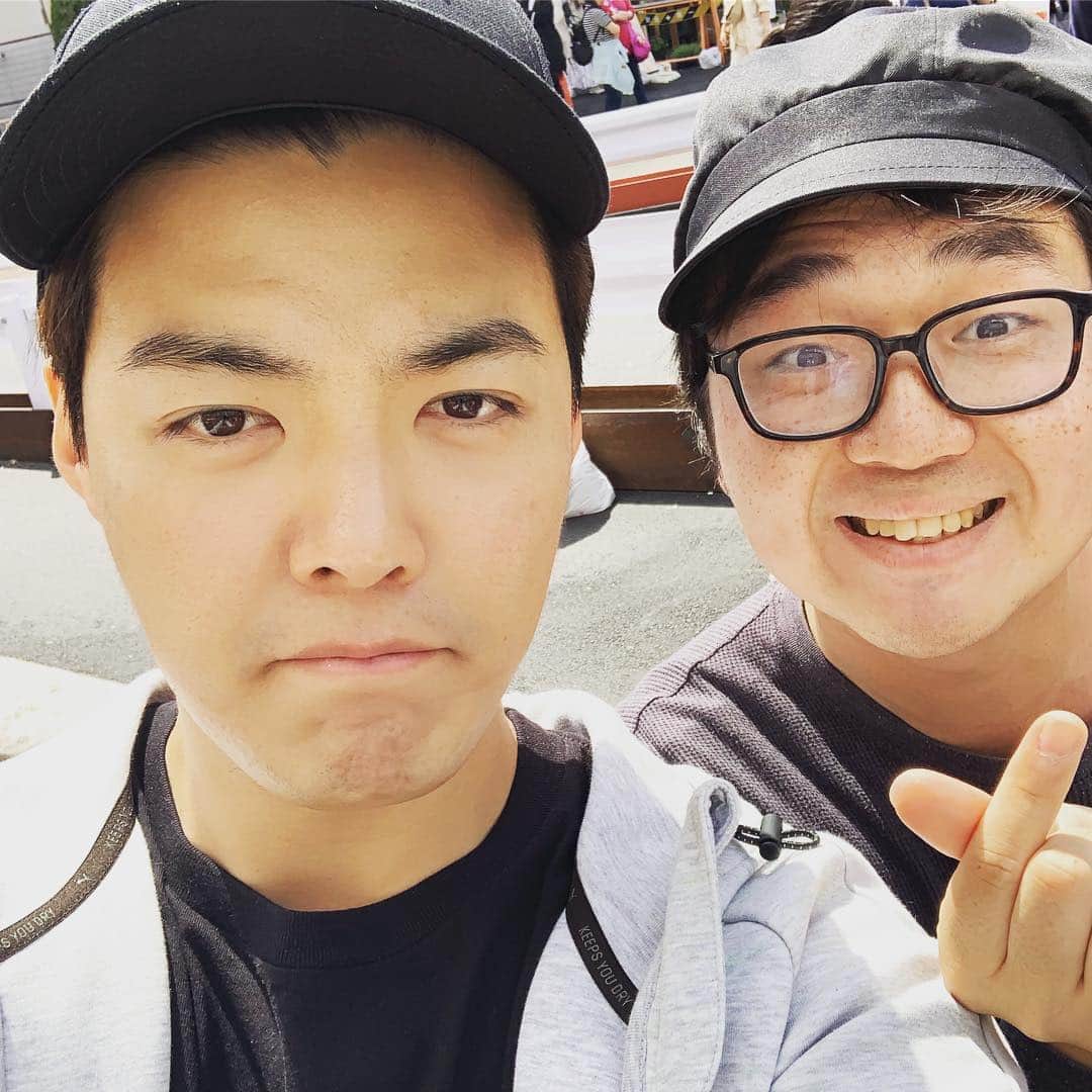 ウ・キリュウのインスタグラム：「新大久保にて韓国で一番有名な日本人、カンナムさんと✨チーズボール宣伝ありがとうございました😊#新大久保 #カンナム #mib #kangnam #滑川康男 #チーズボール #オッパチーズボール #ユーチューブ #撮影 #kpop #アイドル #korea」