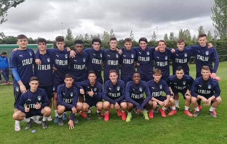 サッカーイタリア代表さんのインスタグラム写真 - (サッカーイタリア代表Instagram)「#Under17🇮🇹 Al via il Campionato Europeo, per l’#Italia debutto di fuoco con la Germania🇩🇪 . Domani a Dublino (ore 19.30 – diretta sul sito di Rai Sport) gli #Azzurrini affrontano i pari età tedeschi. Nunziata: “Girone di ferro, ma affrontare avversari forti è uno stimolo in più” . . #VivoAzzurro #U17EURO」5月3日 21時59分 - azzurri