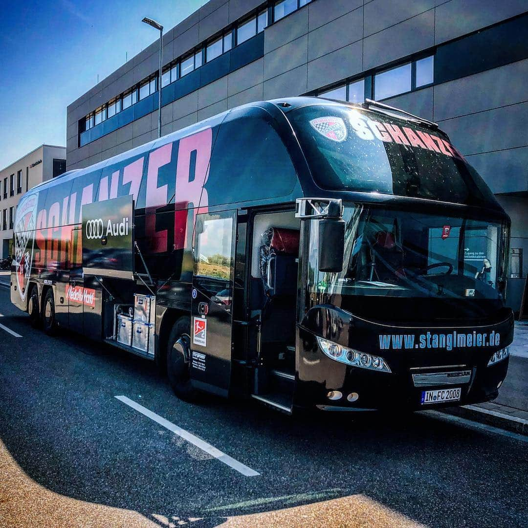 FCインゴルシュタット04さんのインスタグラム写真 - (FCインゴルシュタット04Instagram)「Auf nach Hamburg, #Schanzer 👊 Unsere Profis starten heute in Richtung #HSVFCI ‼️🖤❤️ Wir wünschen allen schwarz-roten Fans eine gute Anreise und sehen uns dann im #Volksparkstadion 🙌🚗🚌🚈✈️ #zamhoidn #Zamrückrunde #totgesagtelebenlänger #football #fussball #auswärts #Auswärtsspiel #Trip #Fahrt #Abfahrt」5月3日 22時01分 - dieschanzer