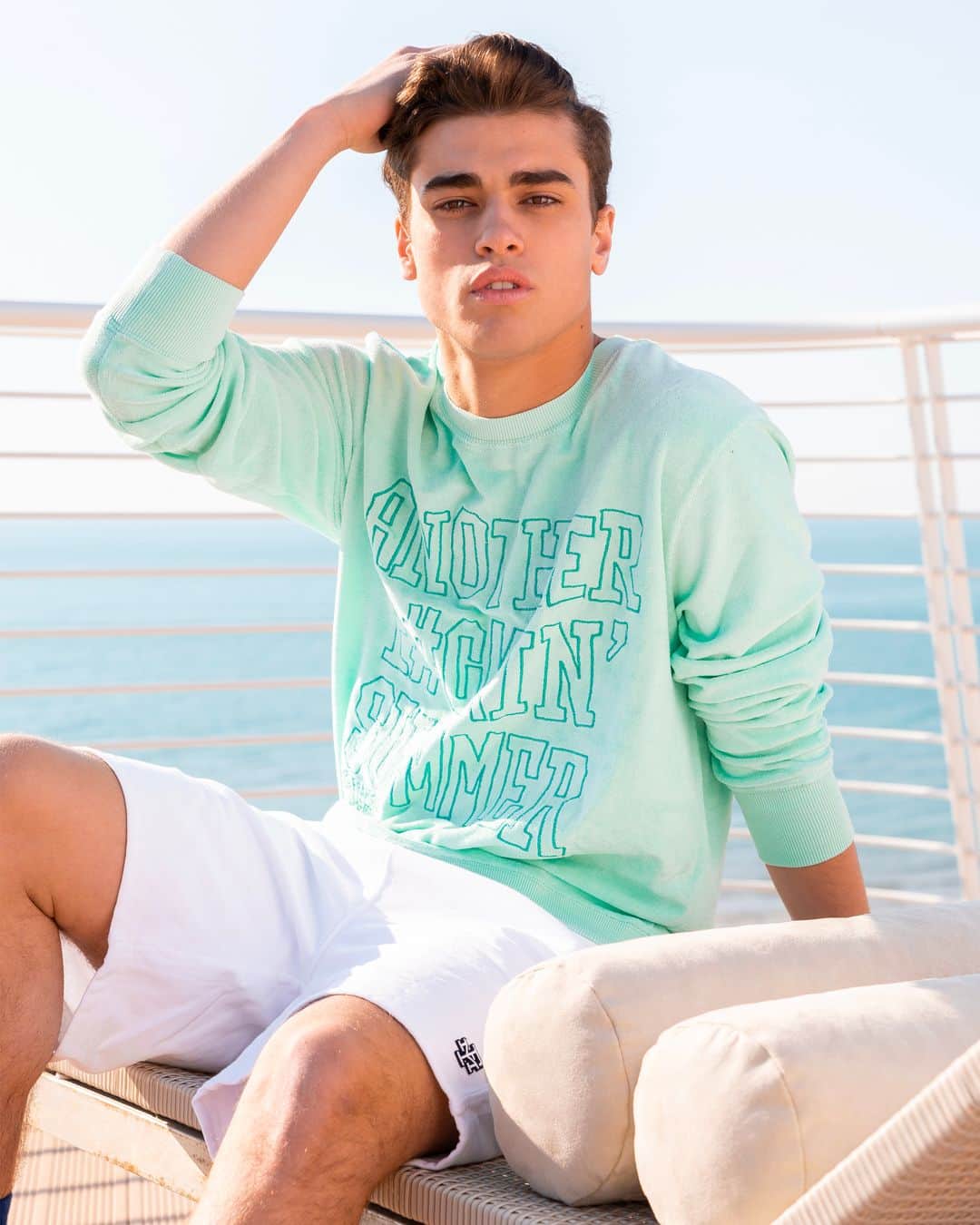 フランクリン&マーシャルのインスタグラム：「Taking nothing for granted in F&M style. Have a look at the latest collection  #franklinandmarshall #fashion #fashionformen #outfit #outfitformen #ss19 #newseason #newcollection #summer #highsummer #style #cool #colour #attitude #details #mood #blue #white」