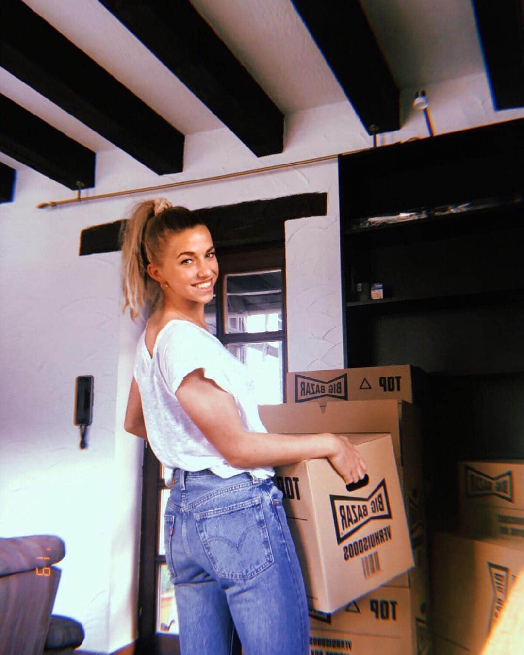 ジャッキー・グローネンのインスタグラム：「Forever pretending to help 😂 #aslongasyoufollow」