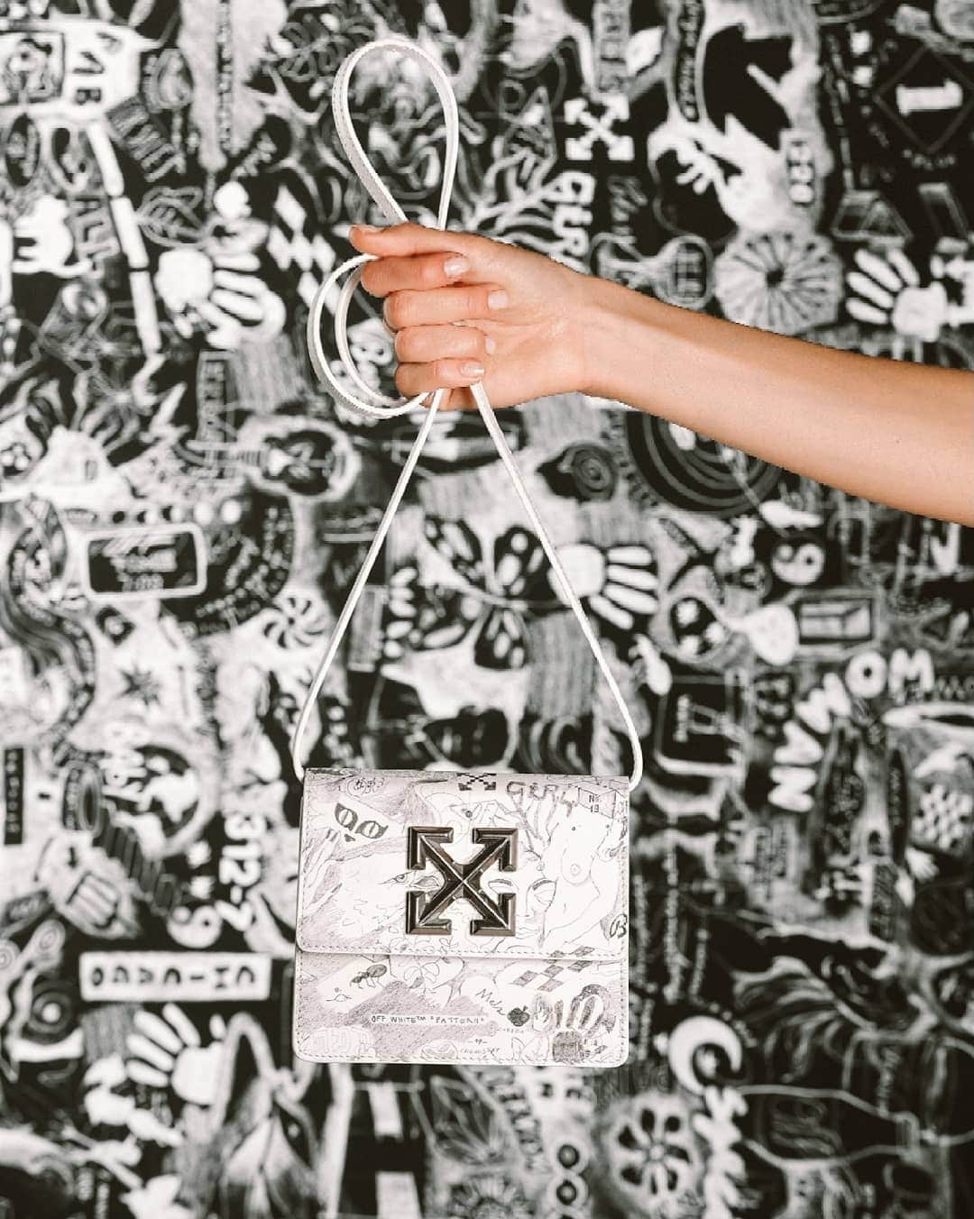 OFF-WHITE C/O VIRGIL ABLOHさんのインスタグラム写真 - (OFF-WHITE C/O VIRGIL ABLOHInstagram)「[capsule collection] Off-White™ c/o @isetan_shinjuku_handbag now exclusively available in store. photography c/o @chilldays」5月3日 22時07分 - off____white