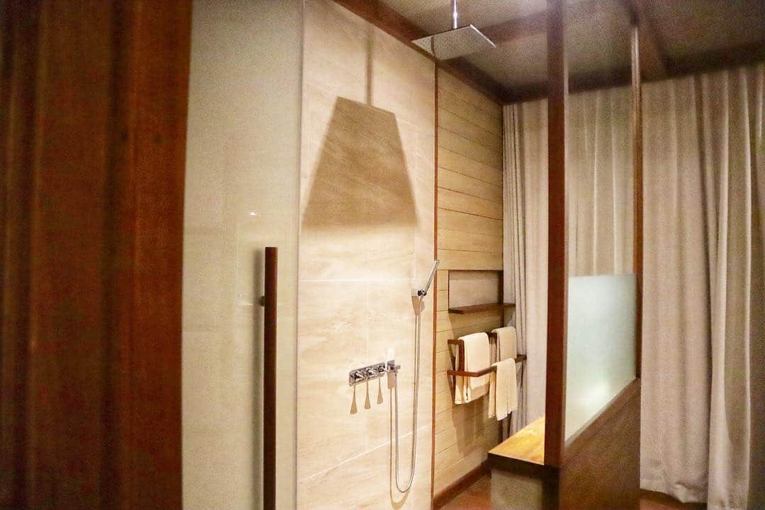 金泉紗恵子さんのインスタグラム写真 - (金泉紗恵子Instagram)「.﻿﻿ フーコック島で滞在したのは【フュージョンリゾートフーコック】✨﻿﻿ 空港やナイトマーケット、観光スポットのエリアからは少し離れていますが、100棟弱のヴィラのみで一番小さい部屋でも120㎡以上あります🙌﻿﻿ ﻿﻿ ☑︎ガーデンプール付き﻿﻿ 全てのお部屋にガーデン、プライベートプールが付いています🙆‍♀️﻿﻿ プールだけではなくて朝食もいただけるサイドテーブルやブランコ型のソファなどもあります😊﻿﻿ ﻿﻿ ☑︎スパ1日2回最低保証﻿﻿ リゾート内のスパは最低1日2回受けることができます🥳﻿﻿ 1回30分〜50分のメニューを選ぶことができ、施術前後にはデトックスドリンクも付いてきます✨﻿﻿ ﻿﻿ ☑︎フュージョ二スト﻿﻿ 全部屋に専属バトラーが付き、チェックイン時にLINEなどを交換します😆﻿﻿ 英語での会話は厳しい！という場合、Google翻訳などを利用して文章でリクエストできるのは便利だと思います😘﻿﻿ ﻿﻿ 大きな特徴はこんな感じかなと思います🤔﻿﻿ 成田→ホーチミン→フーコックと移動しましたが、ホーチミン→フーコックの遅延がひどく、部屋に着いたのは22時すぎ😂﻿﻿ 暗くなってしまったのですが、部屋の中のムービーと翌日に撮った部屋の外のムービーも載せておきます😇﻿﻿ ﻿﻿ シャワースペースのサイドに壁がないことに驚いたこと、お風呂のお湯が全くたまらないこと以外は、サイトの写真通りで、とても素敵なお部屋でした🤩﻿﻿ 造りも良くて、ドアが閉まりにくいとかも一切なし☺️﻿﻿ これから確実に値上がりしていくと思うので、気になる方はぜひ次の乾季にでも😆﻿﻿ .﻿﻿ #travel #trip #phuquoc #phuquocisland #phuquoctrip #resort #villa #followme #vietnam #fusionresort #fusionresortphuquoc #gopro #canoneoskissm #eoskissm #gw #gw旅行 #フーコック #フーコック島 #フュージョンリゾート #フュージョンリゾートフーコック #ビーチリゾート #リゾート #ヴィラ #プール付きヴィラ #goproのある生活 #ミラーレス一眼 #ミラーレス #旅行好きな人と繋がりたい #スタビライザー #ジンバル」5月3日 22時08分 - saeko_kanaizumi