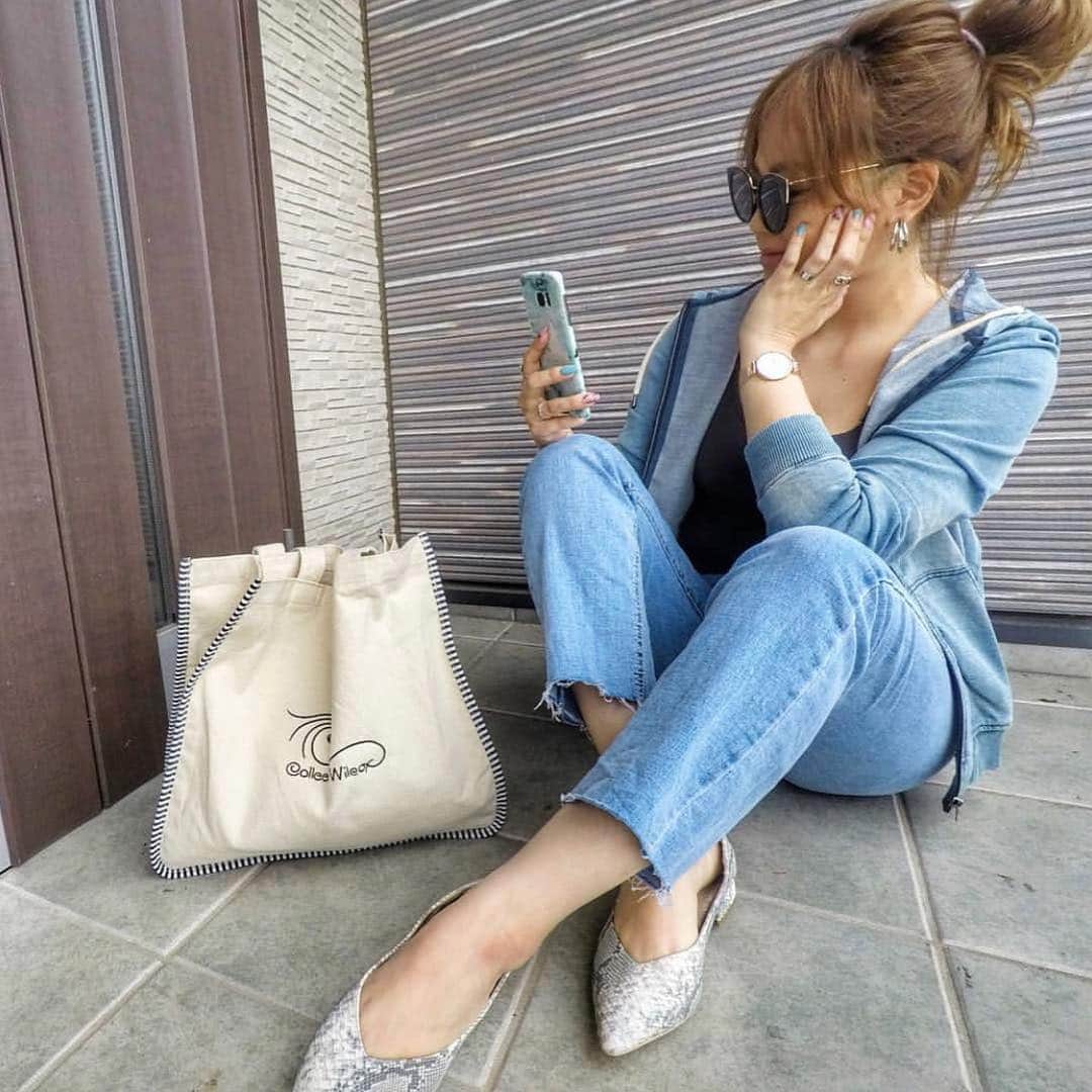 ラレイアのインスタグラム：「🌺 表はシンプルなロゴにふちボーダーに裏にアートデザインのポケット付き😍✨ ・ Colleen Wilcoxインサイドアートポケットトート ¥2,900+tax💛 ・ THANK YOU #Repost @shii_2mam ♡♡♡ ・ @laleia_official  @colleenwilcoxgallery_jp  #colleen#colleenwilcox#art#hawaii#aloha#surf#beach#fashion#laleia#ハワイ#フォトジェニック#インスタ映え#インスタ女子#アロハ#ビーチ#海を感じる雑貨#ラレイア#アート#ビーチガール#サーフスタイル#大人カジュアル#旅行#トラベラー#タビジョ#バッグ#トートバッグ」