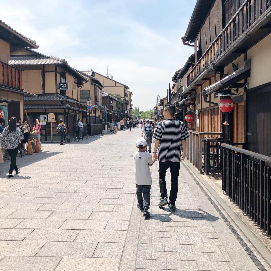 西山美希子さんのインスタグラム写真 - (西山美希子Instagram)「最後に京都に来たのは、息子を妊娠中で、つわり真っ最中でした。家族4人で、手をつないでお散歩する想像も出来なかったシアワセ感を、あのつわり真っ只中のわたしに教えてあげたいww #京都 #kyoto」5月3日 22時11分 - mariaclove