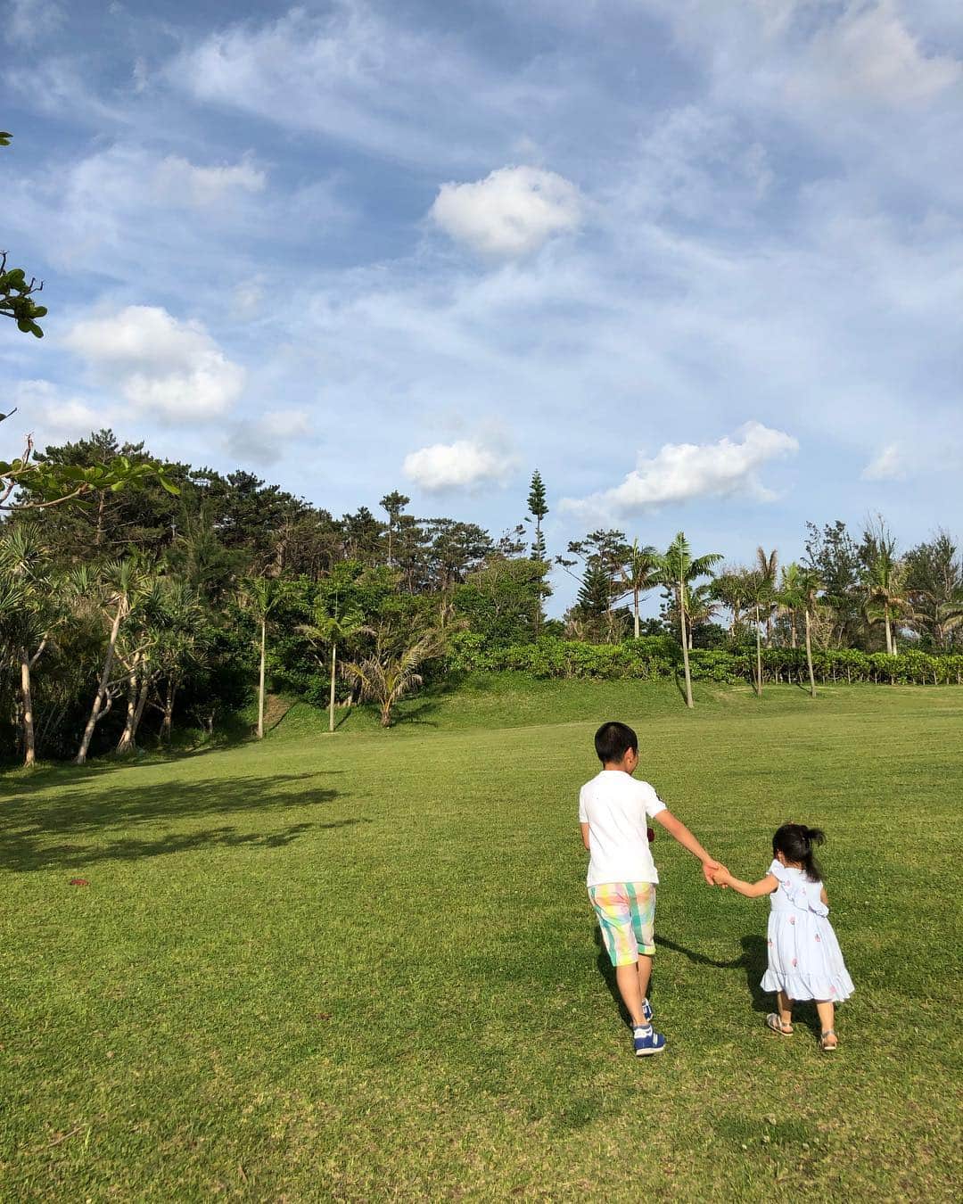 林香里さんのインスタグラム写真 - (林香里Instagram)「・ ・ 📍ＯＫＩＮＡＷＡ  めんそ～れ🌺🌺🌺 ・ ・  平成が終わり新しい元号"令和"になって 第一弾の家族旅行になりました✈️ これから令和の時代を生き抜くこの子達が どうか争いのない平和な時代を過ごせますように…  #okinawa#trip#family#familytrip #mama#kids#love#沖縄#旅行」5月3日 22時17分 - kaori_hayashi1203