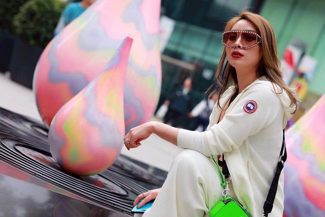 カナダグースさんのインスタグラム写真 - (カナダグースInstagram)「Between our technicolour #DryAnywhere raindrops and Basecamp member Daitong Liu coordinating colour palette, Beijing’s Sanlitun shopping centre has never been so colourful #CGxBeijing 💧」5月3日 22時18分 - canadagoose