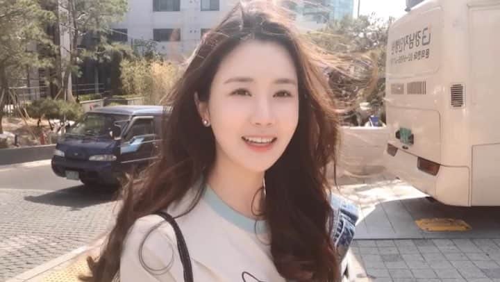 イ・ダヘのインスタグラム：「음소거 아닙니다..녹음안되지도 모르고 열심히 쏼라쏼라 떠들.. “날씨가 많이 좋네요! 하고 있었는데 갑자기 거세게 부는 바람.. 나 왜이렇게 바보같지?... 我没按消音，我这么认真录音居然没录上，我怎么这么笨，我本来说，”大家，今天天气很好”的时候，突然吹来一阵风💨」