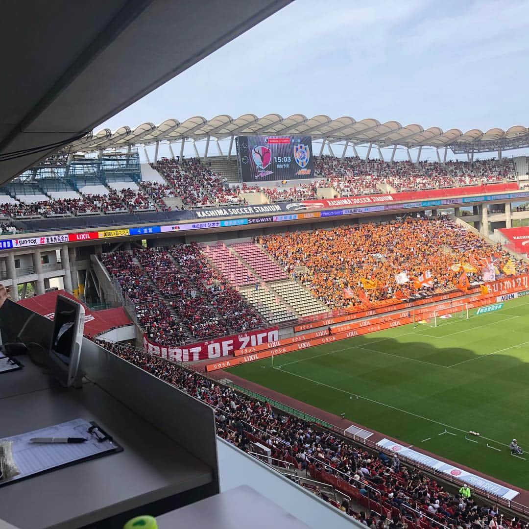 ジーコさんのインスタグラム写真 - (ジーコInstagram)「Uma vitoria muito importante e maiúscula sobre o Shimizu,3x0 na J League.Nos deixa no bolo de quem almeja o titulo.A torcida dessa vez fez a festa das bandeiras e deu um show de incentivo e apoio ao time.Mais de 30 mil pessoas.Vamos Kashima.」5月3日 22時19分 - zico