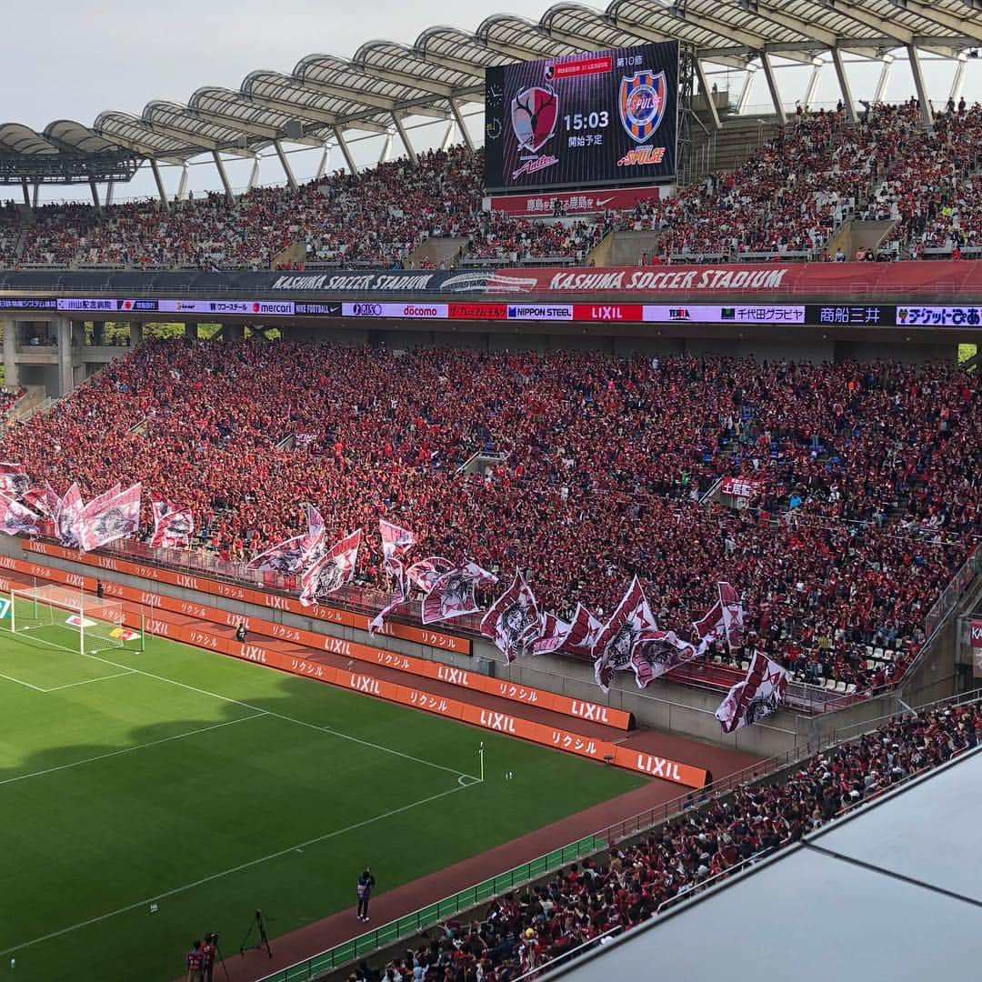 ジーコさんのインスタグラム写真 - (ジーコInstagram)「Uma vitoria muito importante e maiúscula sobre o Shimizu,3x0 na J League.Nos deixa no bolo de quem almeja o titulo.A torcida dessa vez fez a festa das bandeiras e deu um show de incentivo e apoio ao time.Mais de 30 mil pessoas.Vamos Kashima.」5月3日 22時19分 - zico