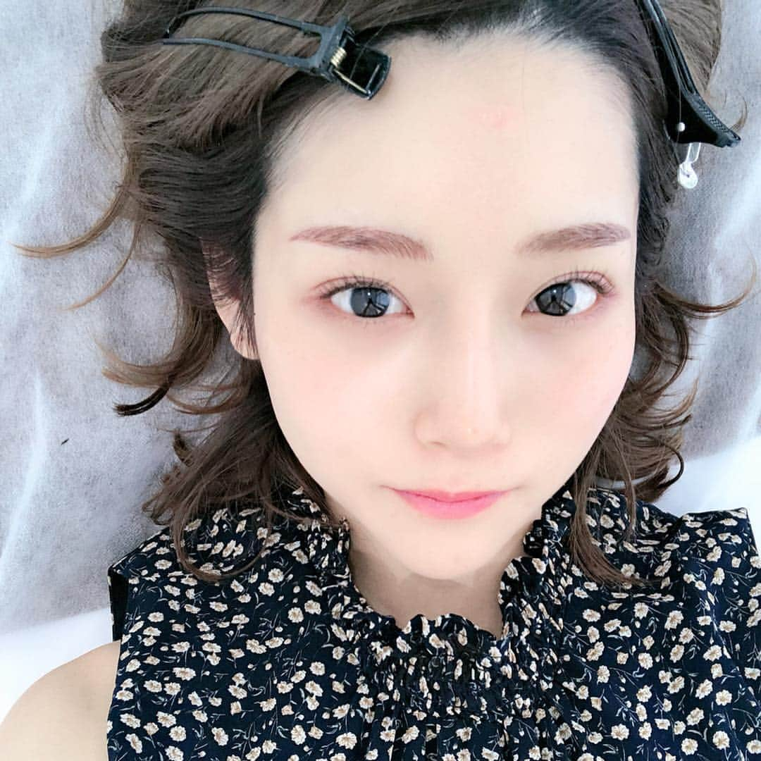 蒼川愛さんのインスタグラム写真 - (蒼川愛Instagram)「おでこの火傷がまさかの綺麗に治ったのでレポ👮🏻‍♂️ Swipeは経過の写真>>>> . . ストーリーにも書いてたけど、こないだ前髪をコテで巻いてたらジュワッておでこやっちまいまして🥺🥺めちゃ熱かったし絶対跡に残るよなーーて半ば諦めながらもあれこれやってみたら、なんと綺麗に治ったので私がやった対処法を詳しくまとめます😭💗なんのprでもなく何が正解かわからんけど、dmでも火傷対策何したら良いですかって質問来てたので、良かったら参考にしてみてね◎ . . まずジュワッてした直後はとりあえず保冷剤で10分くらい冷やしました🥺当たり前だけどすぐ冷やすの大事らしい🥺🥺 . . 絶対跡に残るから何とかしなきゃって考えてたら、前に韓国コスメ見てたとき「再生クリーム」がニキビ跡や傷に効くって言うのを思い出してすぐ買いに行きました◎ . 最初の2日間はInnisfreeのシカバームを塗ってたよ🙏🏻すぐ近くで買えたから緊急で！🤯 写真下のDr.Jartのシカペアクリームも同じく再生クリームでこれはネットで買いました◎こっちが本命だったの、Innisfreeよりテクスチャー固めでしっかり肌に吸着する感じ。Innisfreeはサラサラでどちらかというとジェルみたいな質感かな？✨ 好みにもよると思うけど、私はDr.Jartの方が好きだった◎ . で、これを朝晩スキンケア後に顔全体に塗って火傷の部分はに2.3回入念に塗りました🤘🏻 . . 2日目に火傷部分の半分のかさぶたが剥けちゃって(写真3枚目)、痛々しかったのでニキビパッチを貼りました（笑）これ効果あるのかわからんけど、ニキビパッチのハイドロコロイドって成分に傷を密閉して保湿しながら治す効果があって、キズパワーパッドにも使われてる成分らしくこれ火傷にもいけるのでは？と思って2日間くらい貼ってたよ◎お風呂入るときも貼ったままにしてた！ . 4日目くらいから徐々に治ってるのを実感してきた🥺✨そこからは毎日シカバームを入念に塗って、メイクは火傷部分避けるのを徹底的にやってたら昨日今日ですっかり綺麗になりました( ˶˙º˙˶ )♡ 最後の写真は今日のお風呂上がりのやつ、シミとクマがやばいね。 . . 長くなっちゃったけど、こんな感じです🙆🏻‍♀️DR.Jartのシカペアクリーム前から気になってたけどすごく好き！！スキンケアの最後のクリーム定まってなかったから買って良かった🥰❤️ . 写真上の丸いのは肌の汚れとか角質を優しく除去してくれるパッドです◎新大久保で買えるよ〜！長くなっちゃったからまた紹介します🙌🏻💗 . . . . . #ニキビ#シカバーム#シカペアクリーム#Innisfree#ドクタージャルト#イニスフリー#韓国コスメ#コスメ#コスメレポ#スキンケア#クリーム」5月3日 22時19分 - tougarashi_suki