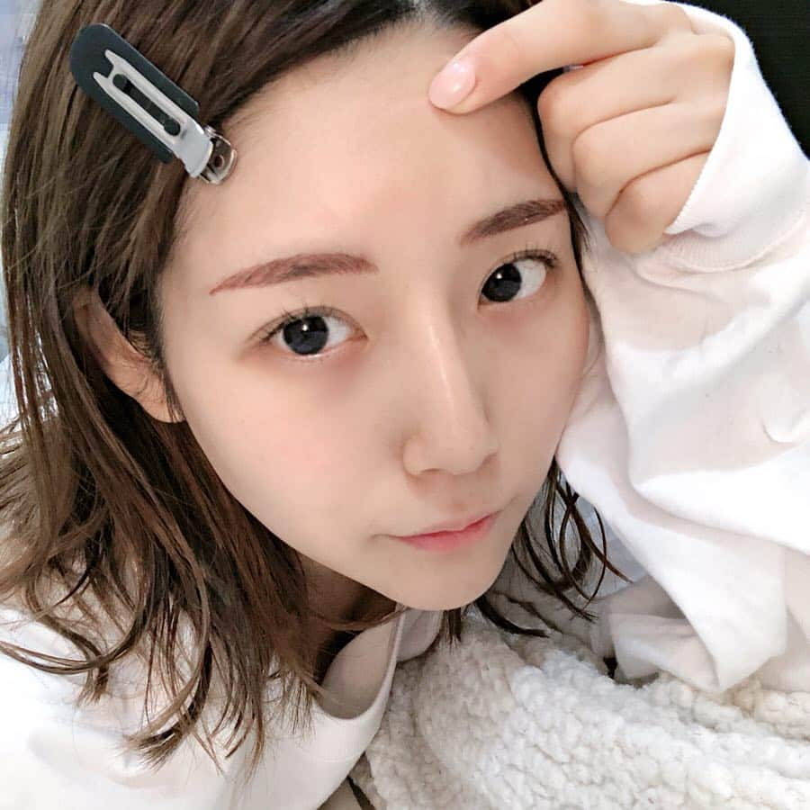 蒼川愛さんのインスタグラム写真 - (蒼川愛Instagram)「おでこの火傷がまさかの綺麗に治ったのでレポ👮🏻‍♂️ Swipeは経過の写真>>>> . . ストーリーにも書いてたけど、こないだ前髪をコテで巻いてたらジュワッておでこやっちまいまして🥺🥺めちゃ熱かったし絶対跡に残るよなーーて半ば諦めながらもあれこれやってみたら、なんと綺麗に治ったので私がやった対処法を詳しくまとめます😭💗なんのprでもなく何が正解かわからんけど、dmでも火傷対策何したら良いですかって質問来てたので、良かったら参考にしてみてね◎ . . まずジュワッてした直後はとりあえず保冷剤で10分くらい冷やしました🥺当たり前だけどすぐ冷やすの大事らしい🥺🥺 . . 絶対跡に残るから何とかしなきゃって考えてたら、前に韓国コスメ見てたとき「再生クリーム」がニキビ跡や傷に効くって言うのを思い出してすぐ買いに行きました◎ . 最初の2日間はInnisfreeのシカバームを塗ってたよ🙏🏻すぐ近くで買えたから緊急で！🤯 写真下のDr.Jartのシカペアクリームも同じく再生クリームでこれはネットで買いました◎こっちが本命だったの、Innisfreeよりテクスチャー固めでしっかり肌に吸着する感じ。Innisfreeはサラサラでどちらかというとジェルみたいな質感かな？✨ 好みにもよると思うけど、私はDr.Jartの方が好きだった◎ . で、これを朝晩スキンケア後に顔全体に塗って火傷の部分はに2.3回入念に塗りました🤘🏻 . . 2日目に火傷部分の半分のかさぶたが剥けちゃって(写真3枚目)、痛々しかったのでニキビパッチを貼りました（笑）これ効果あるのかわからんけど、ニキビパッチのハイドロコロイドって成分に傷を密閉して保湿しながら治す効果があって、キズパワーパッドにも使われてる成分らしくこれ火傷にもいけるのでは？と思って2日間くらい貼ってたよ◎お風呂入るときも貼ったままにしてた！ . 4日目くらいから徐々に治ってるのを実感してきた🥺✨そこからは毎日シカバームを入念に塗って、メイクは火傷部分避けるのを徹底的にやってたら昨日今日ですっかり綺麗になりました( ˶˙º˙˶ )♡ 最後の写真は今日のお風呂上がりのやつ、シミとクマがやばいね。 . . 長くなっちゃったけど、こんな感じです🙆🏻‍♀️DR.Jartのシカペアクリーム前から気になってたけどすごく好き！！スキンケアの最後のクリーム定まってなかったから買って良かった🥰❤️ . 写真上の丸いのは肌の汚れとか角質を優しく除去してくれるパッドです◎新大久保で買えるよ〜！長くなっちゃったからまた紹介します🙌🏻💗 . . . . . #ニキビ#シカバーム#シカペアクリーム#Innisfree#ドクタージャルト#イニスフリー#韓国コスメ#コスメ#コスメレポ#スキンケア#クリーム」5月3日 22時19分 - tougarashi_suki