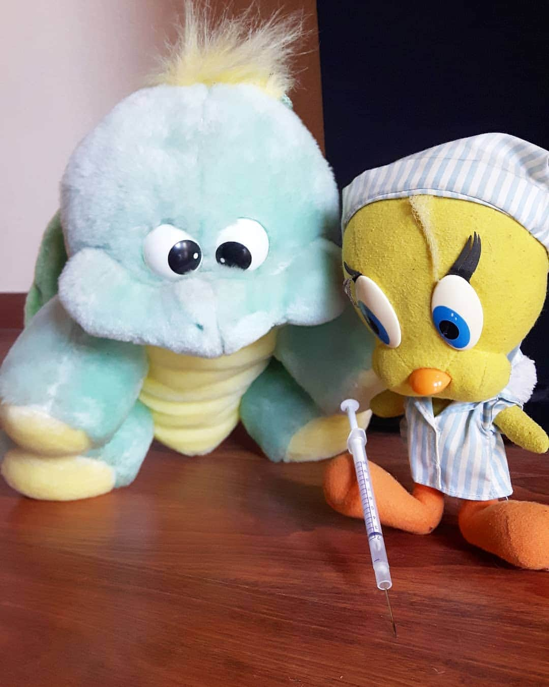 Little Yellow Birdさんのインスタグラム写真 - (Little Yellow BirdInstagram)「I know Jodocus, I know...nobody likes needles, but I need my shots for Korea. Now, turtle up, and hit me!! #littleyellowbird #tweety #tweetykweelapis #adventures #yellow #bird #jodocus #greenturtle #iknowjodocus #shot #shots #vaccination #vaccinatie #preparing #preparation #travel #traveling #wanderlust #korea #southkorea #zuidkorea #asia #stuffedanimalsofinstagram #plushiesofinstagram」5月3日 22時32分 - tweetykweelapis