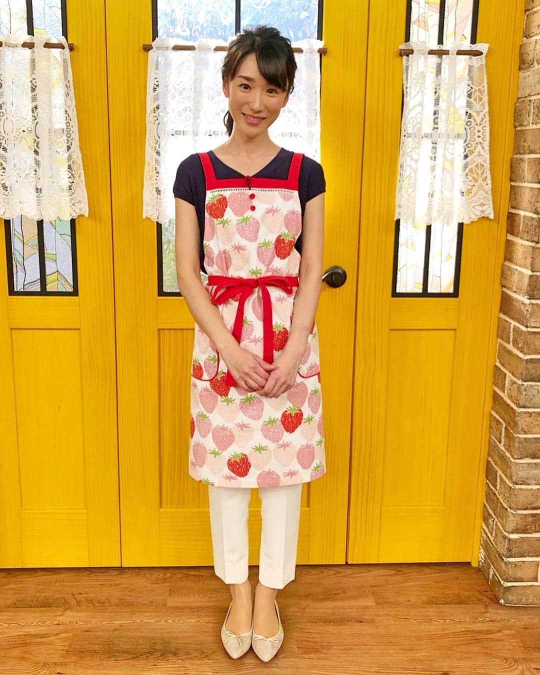 堂真理子さんのインスタグラム写真 - (堂真理子Instagram)「明日の「おかずのクッキング」では、にらを使ったレシピをご紹介します♫こちらの「肉にら」、簡単で美味しいですよ😊✨テレビ朝日で土曜日朝4:55〜です！ エプロンは可愛いらしい苺柄を用意してもらいました🍓我が家のイチゴも、花が咲いてきました🍓  #おかずのクッキング #にら #レシピ #テレビ朝日 #苺 #エプロン #堂真理子 #アナウンサー #アナウンサー衣装 #afternoontealiving #laf」5月3日 22時27分 - mariko_do