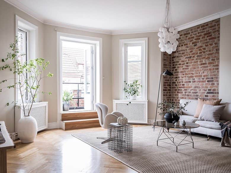 Bjurforsさんのインスタグラム写真 - (BjurforsInstagram)「Sneak peek på en fantastisk sekelskiftesvåning på Hedåsgatan. • Fotograf: @fotografalencordic • Stylist: @nouvel.interior För mer information kontakta vår mäklare Sandra Stals på sandra.stals@bjurfors.se.  #bjurfors #bjurfors_göteborg #sneakpeek #apartment #interior #interiordesign #gothenburg」5月3日 22時27分 - bjurforsgoteborgcity