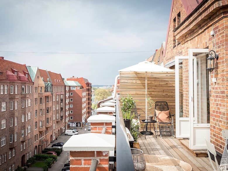 Bjurforsさんのインスタグラム写真 - (BjurforsInstagram)「Sneak peek på en fantastisk sekelskiftesvåning på Hedåsgatan. • Fotograf: @fotografalencordic • Stylist: @nouvel.interior För mer information kontakta vår mäklare Sandra Stals på sandra.stals@bjurfors.se.  #bjurfors #bjurfors_göteborg #sneakpeek #apartment #interior #interiordesign #gothenburg」5月3日 22時27分 - bjurforsgoteborgcity