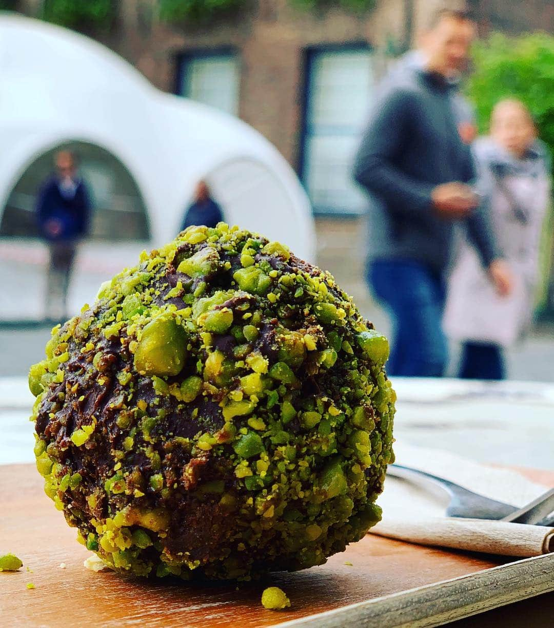 リチャード・スペイト Jrさんのインスタグラム写真 - (リチャード・スペイト JrInstagram)「It wasn’t until I looked at this photo later that I realized the man in the background was leering at my pistachio encrusted ball. @alex8calvert」5月3日 22時29分 - dicksp8jr