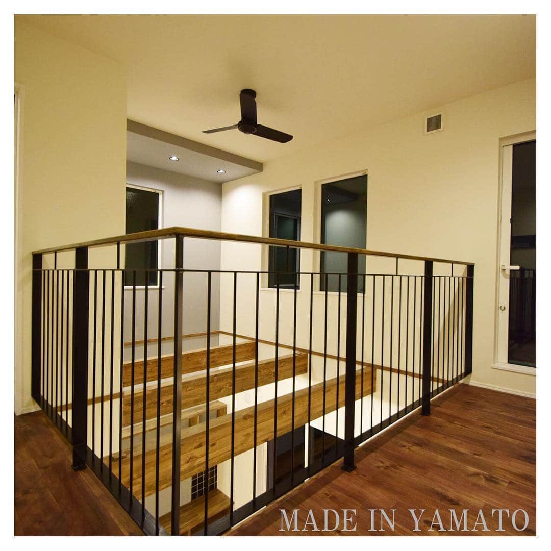 YAMATOの家さんのインスタグラム写真 - (YAMATOの家Instagram)「おやすみなさい。 家族が寝静まった静かな吹き抜け。 アイアンの手すりも一休み♪ . . MADE IN YAMATO MADE IN YAMATO . . 床は#パイン を着色しました。 . #yamatoの家  #御殿場  #一級建築士事務所  #マイホーム #注文住宅  #設計  #デザイン #新築  #小山町  #沼津  #yamato  #大和建設 #家  #インテリア  #住宅  #建築 #アイアン  #シンプル  #手すり  #パパ  #ママ  #子供」5月3日 22時29分 - yamato_house