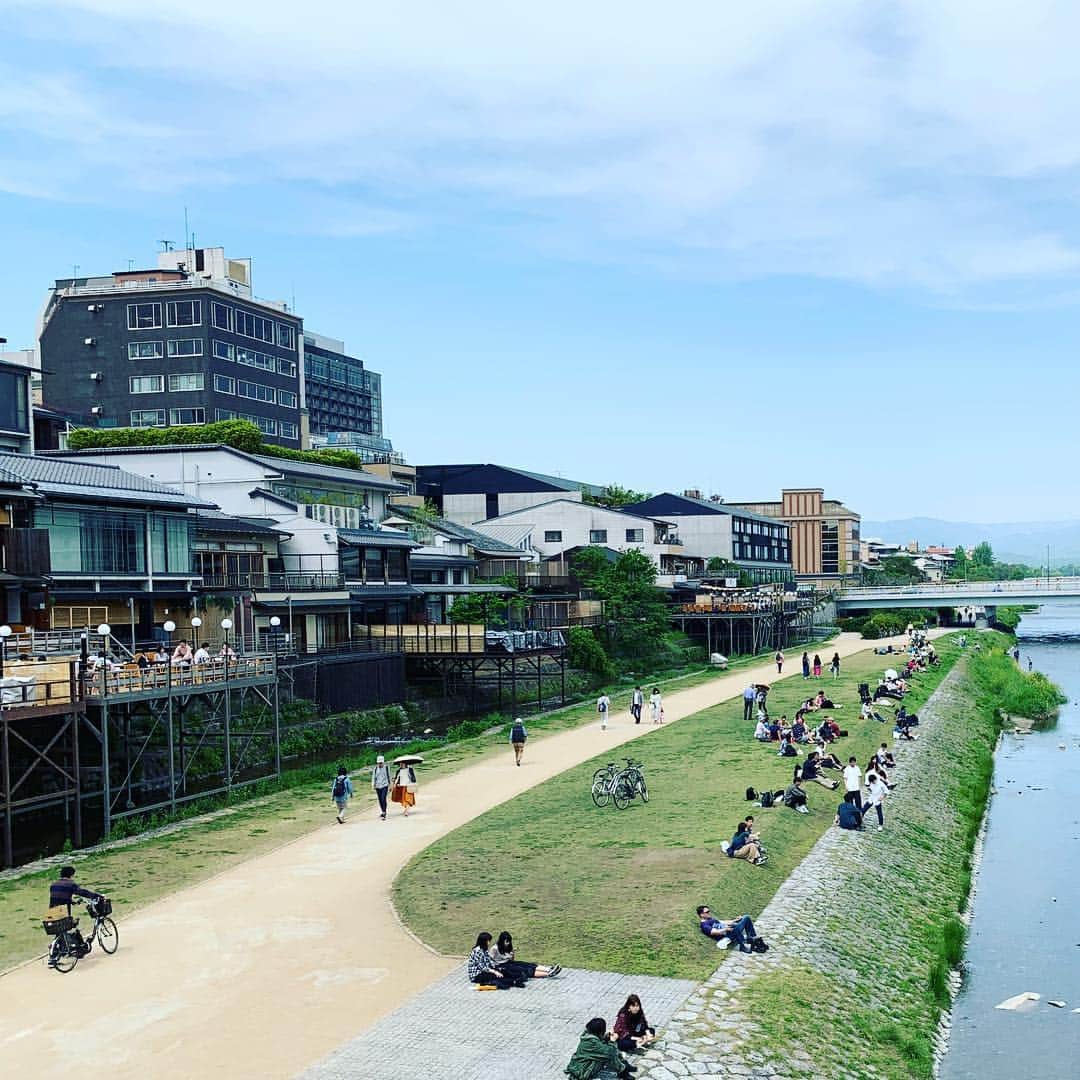 njun tamahkiのインスタグラム：「三条大橋から賀茂川を  #kyoto #japan #river #kamogawa #sky」