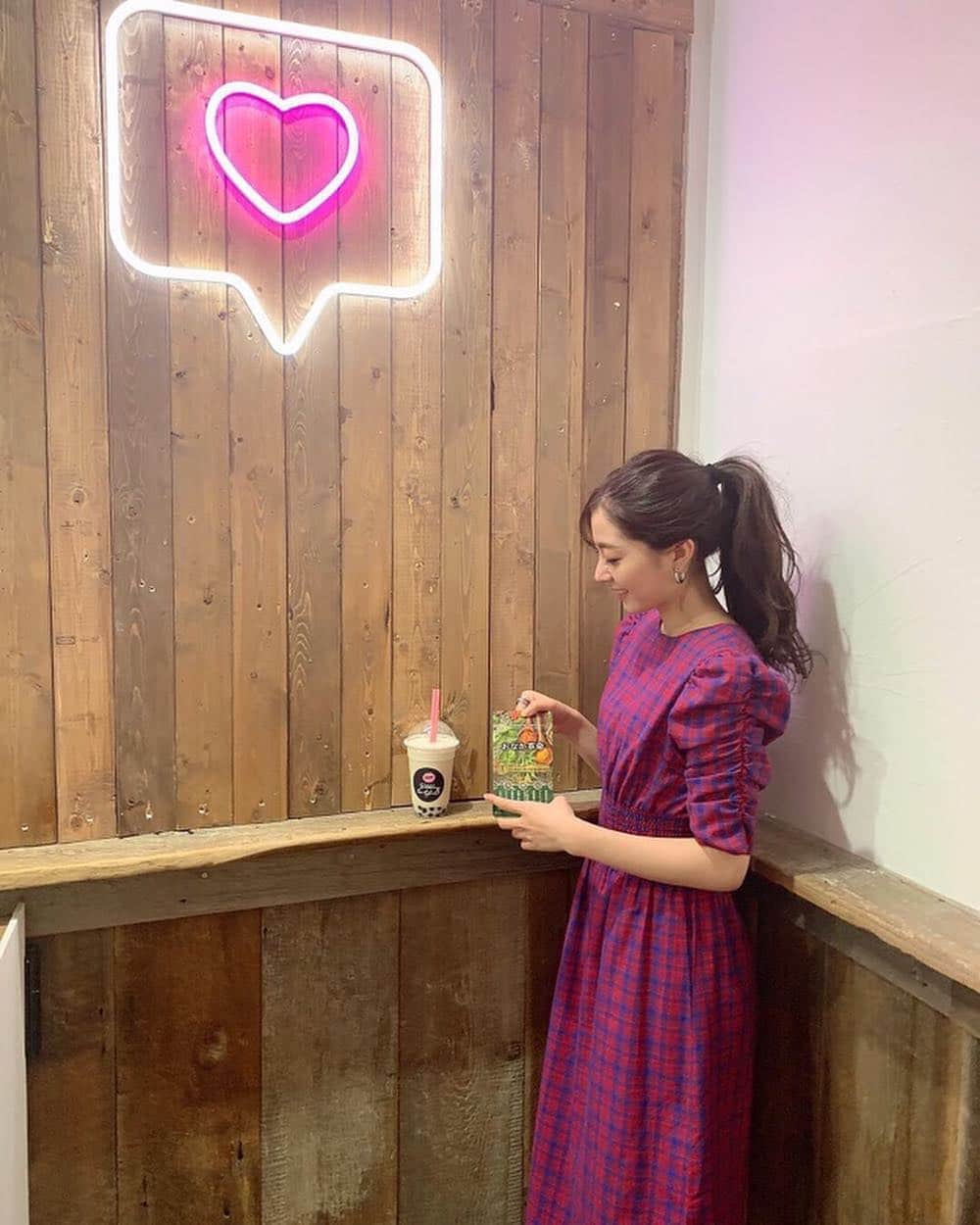 のインスタグラム：「令和♡初投稿 、 最近、気になったサプリを紹介💊 ＠コスメ一位✨ 、 どれだけいいものを食べても 腸内環境が悪ければ栄養やホルモン物質などに 分解できないみたい😣 、 腸内環境を整える為に 寝る前や、食べすぎた時に飲んでみます♡ 、 #令和#おなか革命#腸内環境#免疫力強化 #腸活#beauty#美容オタク#code#タピオカ#ロミール @romile_official 👗」