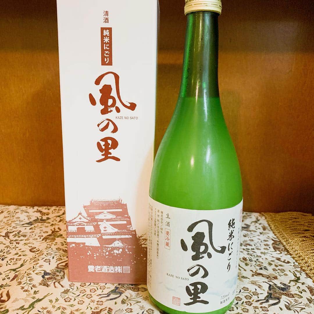 山﨑真依さんのインスタグラム写真 - (山﨑真依Instagram)「＊ みなさまは大洲市肱川町にある酒蔵、 養老酒造をご存知でしょうか？ ＊  去年７月の西日本豪雨で被災した酒蔵です。 ＊  この養老酒造の、今年のお酒が、 できました。  正直、こんなに早く、養老酒造の味に出会えるなんて、 思っていませんでした。  嬉しくて嬉しくて、 大洲の両親にも飲んでもらいたいと思いにごり酒を実家に買って帰りました。 ＊  養老酒造のお酒ができるまでを追った特別番組が、 あす午前11時から放送されます。 ＊  本当に、たくさんの方に見ていただきたいです。 ぜひご覧ください。 ＊ ＊ ＊  わたしは被災から１週間後、 2018年７月14日に養老酒造を含めて肱川町の商店街を取材させていただきました。 ＊  場所によっては建物の2階にまで水がきたり、 体が水につかり流されそうになりながらも必死で屋根の上によじ登って命が助かったという方もいらっしゃいました。 ＊  商店街の道はもちろん、 養老酒造の蔵の中も泥だらけで 酒造りのための機械やタンクなども水に浸かり、 みなさんが汗だくでその片付けをしている中での取材でした。 ＊  片付けも手伝わず取材をさせていただくことに申し訳なさを感じ、 それでもこの状況を正確により多くの人に伝えなければならないとどうにか自分を奮い立たせながらの仕事。  実家も浸水し両親が心配な状態での仕事。  初めての災害取材で、取材応援に来ていただいていたテレビ大分(TOS)の記者とカメラマンの方に支えていただいての仕事。 (このときのお二人には本当お世話になりました。テレビ局に勤める人間として学ばせていただくことばかりでした。ありがとうございました。) ＊  本当に戸惑うことばかりで、 何をどこをどう取材しようか日付が変わるまで会社で考えました。  取材し現場で感じたたくさんのことを1ミリも感覚として失いたくなくて、 取材後すぐに編集機とパソコンに向かい、 どうすればより被災されたみなさんの思いが伝わるんだろうと翌日の朝までかかって原稿を仕上げました。 ＊  養老酒造さんにも、 肱川町にも商店街にも、 強い思い入れがあります。 ＊  今回の特別番組が被災されたみなさんにとっても、少しでも力が出るようなものであればいいなと思います。 ＊  番組の取材を担当した記者、カメラマン、その他多くの携わった方々、 本当にお疲れ様でした。」5月3日 22時34分 - yamasaki_mai0215