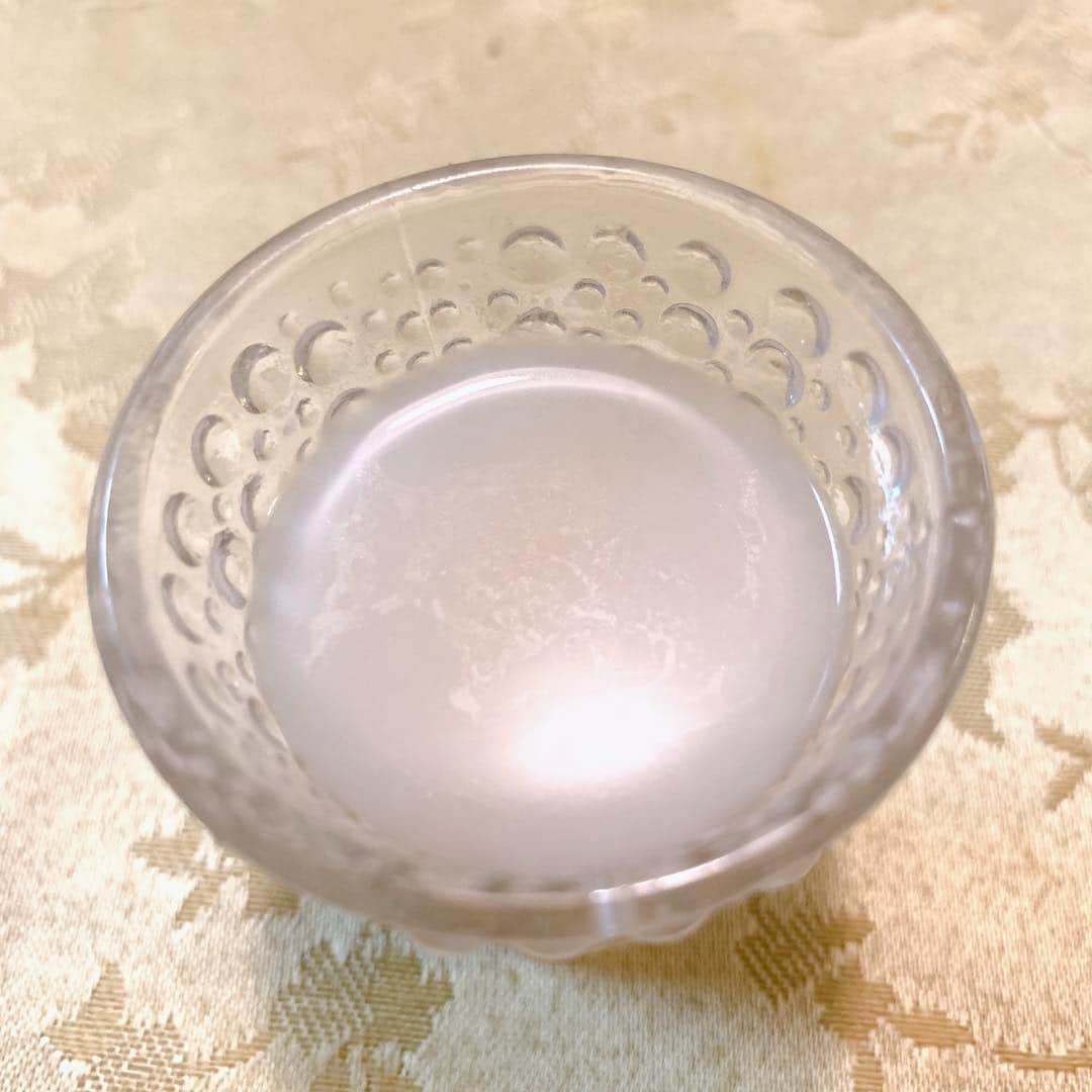 山﨑真依さんのインスタグラム写真 - (山﨑真依Instagram)「＊ みなさまは大洲市肱川町にある酒蔵、 養老酒造をご存知でしょうか？ ＊  去年７月の西日本豪雨で被災した酒蔵です。 ＊  この養老酒造の、今年のお酒が、 できました。  正直、こんなに早く、養老酒造の味に出会えるなんて、 思っていませんでした。  嬉しくて嬉しくて、 大洲の両親にも飲んでもらいたいと思いにごり酒を実家に買って帰りました。 ＊  養老酒造のお酒ができるまでを追った特別番組が、 あす午前11時から放送されます。 ＊  本当に、たくさんの方に見ていただきたいです。 ぜひご覧ください。 ＊ ＊ ＊  わたしは被災から１週間後、 2018年７月14日に養老酒造を含めて肱川町の商店街を取材させていただきました。 ＊  場所によっては建物の2階にまで水がきたり、 体が水につかり流されそうになりながらも必死で屋根の上によじ登って命が助かったという方もいらっしゃいました。 ＊  商店街の道はもちろん、 養老酒造の蔵の中も泥だらけで 酒造りのための機械やタンクなども水に浸かり、 みなさんが汗だくでその片付けをしている中での取材でした。 ＊  片付けも手伝わず取材をさせていただくことに申し訳なさを感じ、 それでもこの状況を正確により多くの人に伝えなければならないとどうにか自分を奮い立たせながらの仕事。  実家も浸水し両親が心配な状態での仕事。  初めての災害取材で、取材応援に来ていただいていたテレビ大分(TOS)の記者とカメラマンの方に支えていただいての仕事。 (このときのお二人には本当お世話になりました。テレビ局に勤める人間として学ばせていただくことばかりでした。ありがとうございました。) ＊  本当に戸惑うことばかりで、 何をどこをどう取材しようか日付が変わるまで会社で考えました。  取材し現場で感じたたくさんのことを1ミリも感覚として失いたくなくて、 取材後すぐに編集機とパソコンに向かい、 どうすればより被災されたみなさんの思いが伝わるんだろうと翌日の朝までかかって原稿を仕上げました。 ＊  養老酒造さんにも、 肱川町にも商店街にも、 強い思い入れがあります。 ＊  今回の特別番組が被災されたみなさんにとっても、少しでも力が出るようなものであればいいなと思います。 ＊  番組の取材を担当した記者、カメラマン、その他多くの携わった方々、 本当にお疲れ様でした。」5月3日 22時34分 - yamasaki_mai0215