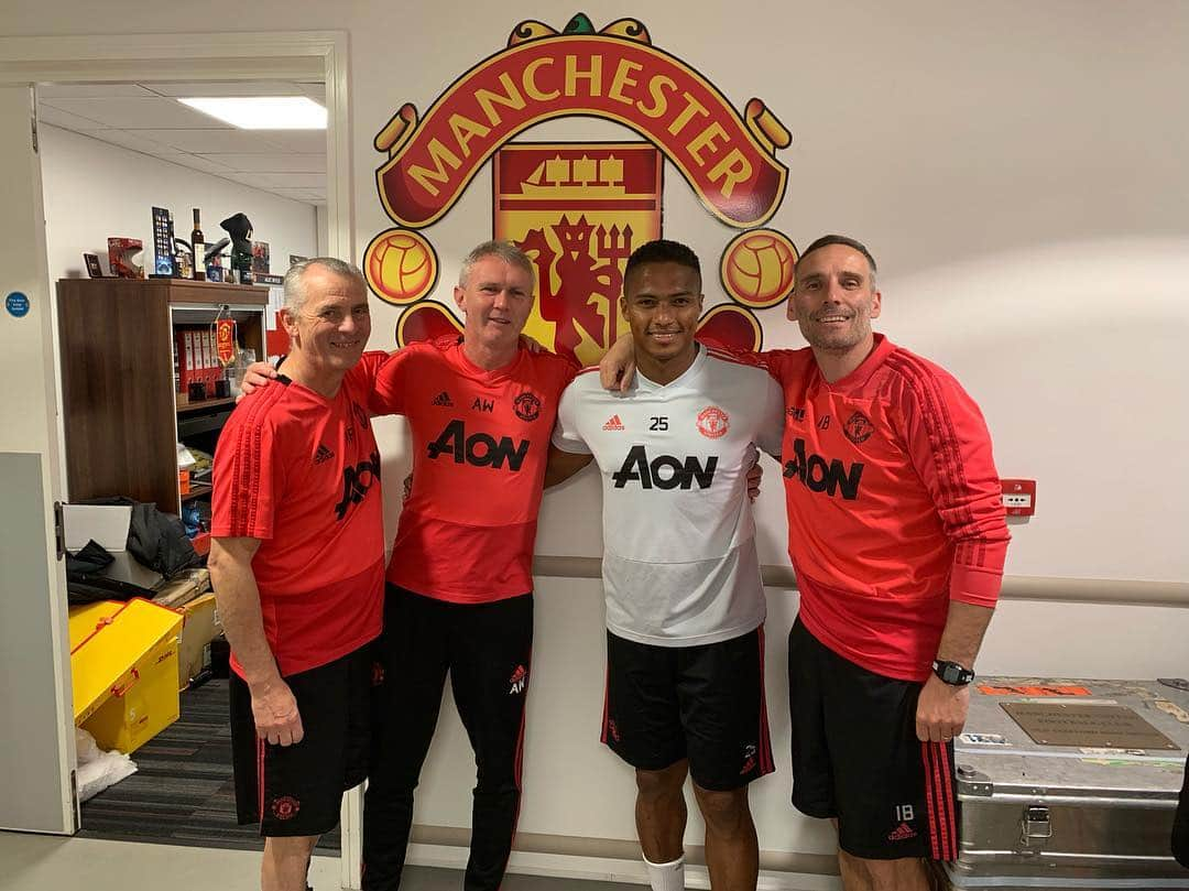 アントニオ・バレンシアさんのインスタグラム写真 - (アントニオ・バレンシアInstagram)「Mark Ferendenus, Alec Wylie, Ian Buckingham are 3 key members of @manchesterunited . Thanks to them, the players have everything they need to play well. A big thank you for your help, support and valuable work these past 10 years !❤️ Mark Ferendenus, Alec Wylie, Ian Buckingham, son 3 colaboradores del Club, que gracias a ellos, los jugadores tenemos todo lo que necesitamos para desempeñarnos bien jugando. ¡Mil gracias por su ayuda, apoyo y valioso trabajo estos 10 años !」5月3日 22時34分 - antoniovalencia2525