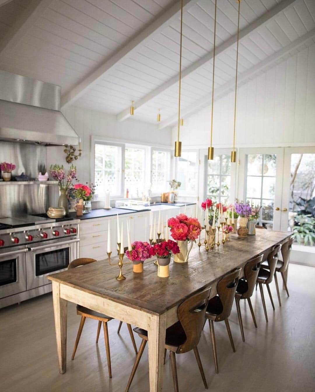 ELLE DECORさんのインスタグラム写真 - (ELLE DECORInstagram)「A bright and colorful kitchen, as seen in designer @IreneNeuwirth’s eclectic Los Angeles home. The 1890s farm table is framed by vintage French chairs from @obsoleteinc, the counters are soapstone, and the Hans Verstuyft pendants are from @pluglighting. Photographed by @theselby, from the ED archive. Design by Neuwirth and @sarahshetter, story by @jennikonner.」5月3日 22時36分 - elledecor