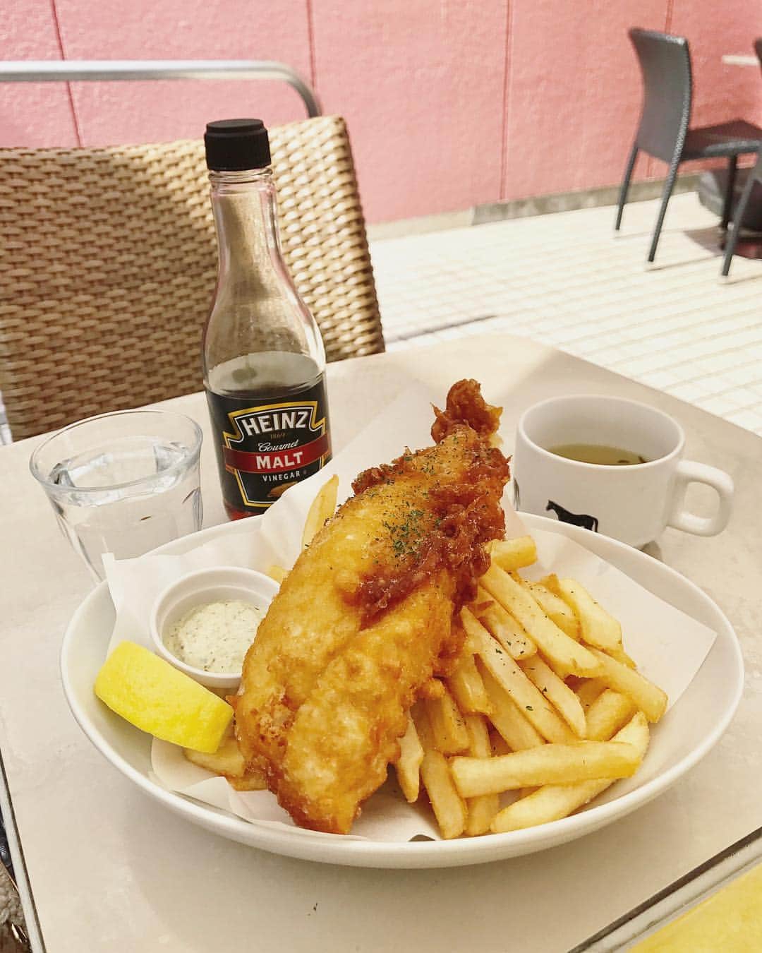 ティファニー春香さんのインスタグラム写真 - (ティファニー春香Instagram)「. Fish & Chips🐟🇬🇧✨期待以上の美味しさ！ ヴィネガーかけて食べるのは知らなかったな😮 . テラス席で気持ちの良いランチタイムでした🍃 #fishandchips #lunch」5月3日 22時37分 - tiffanyharuka