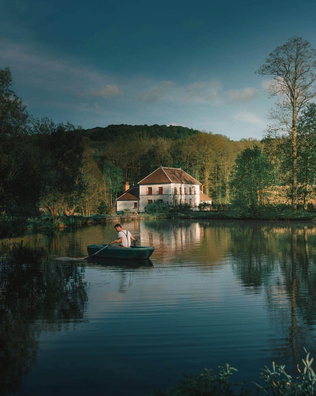 Simone Bramanteさんのインスタグラム写真 - (Simone BramanteInstagram)「{ 🍃 } • Reconnecting with the natural environment along the long and empty roads of the French countryside.  A silent drive w/ @nissaneurope #SimplyAmazing #ad #NissanLEAF」5月3日 22時38分 - brahmino