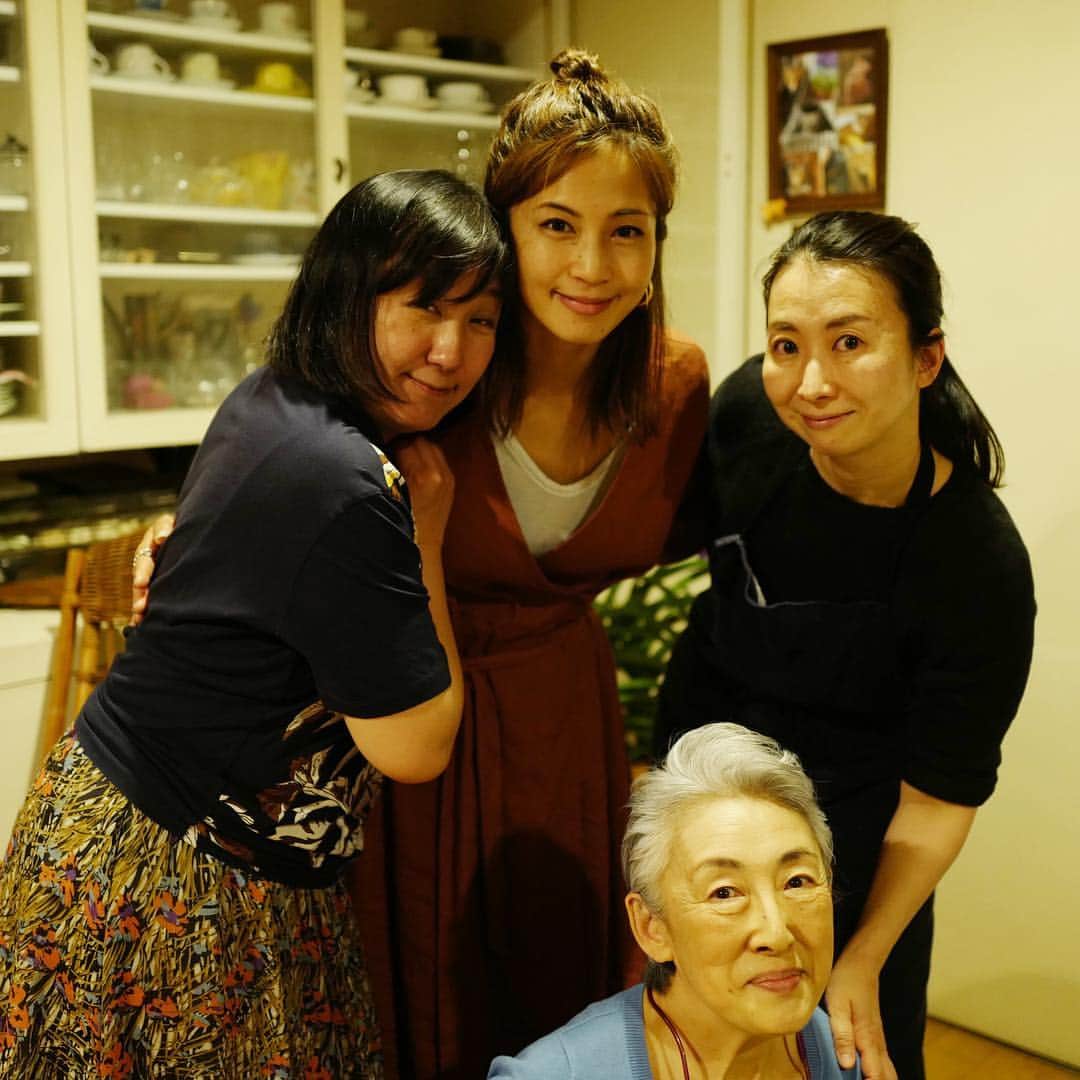 安田美沙子さんのインスタグラム写真 - (安田美沙子Instagram)「まいまいのお家で、BBQ✨家族でお邪魔しました。ほんとに居心地がいい。 . . なんとか天気も良くなり、気持ちの良い午後、オシャレで素敵なお料理ばかり☺️💕 サプライズでまいまい手作りのケーキ😭✨人としても、お料理作法、知識の素晴らしさでも尊敬する、大好きな存在。そんなまいまいケーキが幸せ過ぎました☺️❤️ . . ご縁をくれたみよたん、パワフルなまいまいママ、美味しいご飯でみんな笑顔なBBQなのでした。またすぐにやりたい🌈 . . GW後半は晴れますように。。。 #instagood #bbq #cake #thanks @maikodeluxe #cooking #homeparty #happy #leica」5月3日 22時49分 - yasuda_misako