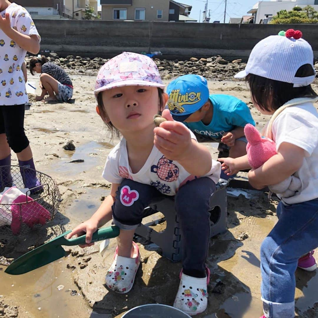 秋本ゆかりさんのインスタグラム写真 - (秋本ゆかりInstagram)「皆さんGW楽しんでますか？ 今日は「博多どんたくSP」2時間の生放送でお送りしました😃 ご覧頂いた皆様ありがとうございました😊 .  ハルくんとMCをさせて頂きましたが、頼りっぱなしの2時間💦 お天気にも恵まれ、楽しいメンバーと共にお届けでき、純粋に楽しませて頂きました😳 .  ヘアメイクはタビちゃん❣️ いつもありがとう😊 .  夫婦で仕事だったので、子どもたちはお友達ファミリーに預かってもらったのですが、潮干狩りに連れて行ってくれました☺️感謝しかない❤️ . GWも残り3日！ 皆さん楽しんで下さいね〜😊 .  #博多#博多どんたく #rkb#博多どんたくスペシャル#生放送#生中継 #ハル くん#波田陽区 さん #内村麻美 ちゃん#秋本ゆかり#辻満里奈 アナウンサー #写ってないけど#土居上野#高田課長  #ゴールデンウィーク#潮干狩り#室見川」5月3日 22時49分 - akimoto_yukari