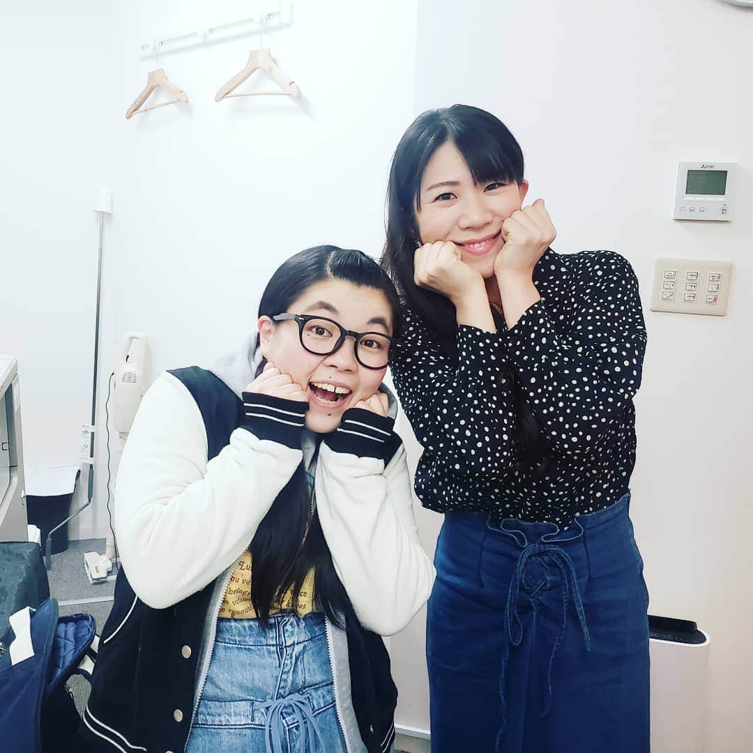 服部ひで子のインスタグラム：「昨日は、Yesfm📻18:00～18:30 ラジニュー木曜日 『小寺真理のそんな可愛いやなんて…嫌やわ～！』 に、ゲストで出演させていただきました！  今週は、 メインパーソナリティの、小寺真理ちゃんがお休みの為、 MCは、岡田直子さん🤓☀ とっても楽しかったです！！！ ありがとうございました～✨ YES-fmは、大阪ミナミのコミュニティFM局ですが ネット放送のアプリ「エフエムプラプラ」でもご聴取いただけます(無料)。 来週は、 通常通り、MCまりこりん💄 ゲストは、諸見里大介さん。 来週もお見逃しなく‼  岡田さんがよく取るこのポーズは、『ぶりッ子ポーズ』じゃなく 『松浦兄さんポーズ』なんですって～ヽ(o´3`o)ﾉ🎸🎊 さてさて 5/4(土)、5/5(日)は クールジャパンパーク大阪にて 『天功新喜劇』に出演させていただきます！  GWの特別公演！ 是非、観にいらしてくださいませ(*^^*)。 #吉本新喜劇 #よしもと新喜劇 #新喜劇 #ラジニュー #岡田直子 さん #服部ひで子」