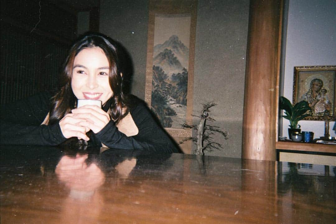 ジュリア バレットのインスタグラム：「all she wanted was for someone to look at her and see the person she hid so well —atticus  5.15 #betweenmaybes」
