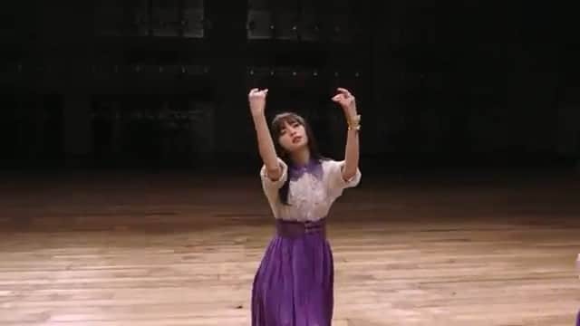のインスタグラム：「乃木坂46 新曲"Sing Out!"にダンサー出演させて頂きました💃✨ 選抜22名にダンサー50名の総勢72名の大規模な作品です！ 振付はSeishiroさん👏 タイトなスケジュールな中こんな素敵な作品になって感動です🥺✨ 私は黒の衣装着てます❤︎ 探せるかな？🤗 フルバージョンはストーリーから見れるよ💓 ぜひご覧ください🥰 . #乃木坂46 #nogizaka46 #singout #dancer」
