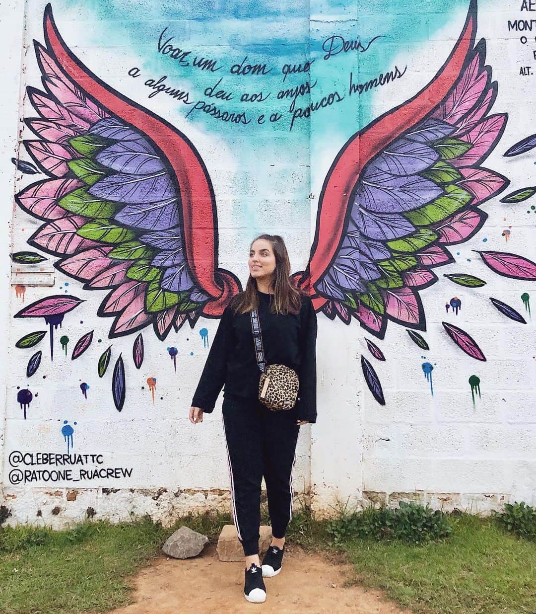 Bruna Unzuetaのインスタグラム：「Não posso ver nenhuma asa de anjo que ja quero tirar foto achando que to em Los Angeles 😂🧚🏻‍♀️🌈」