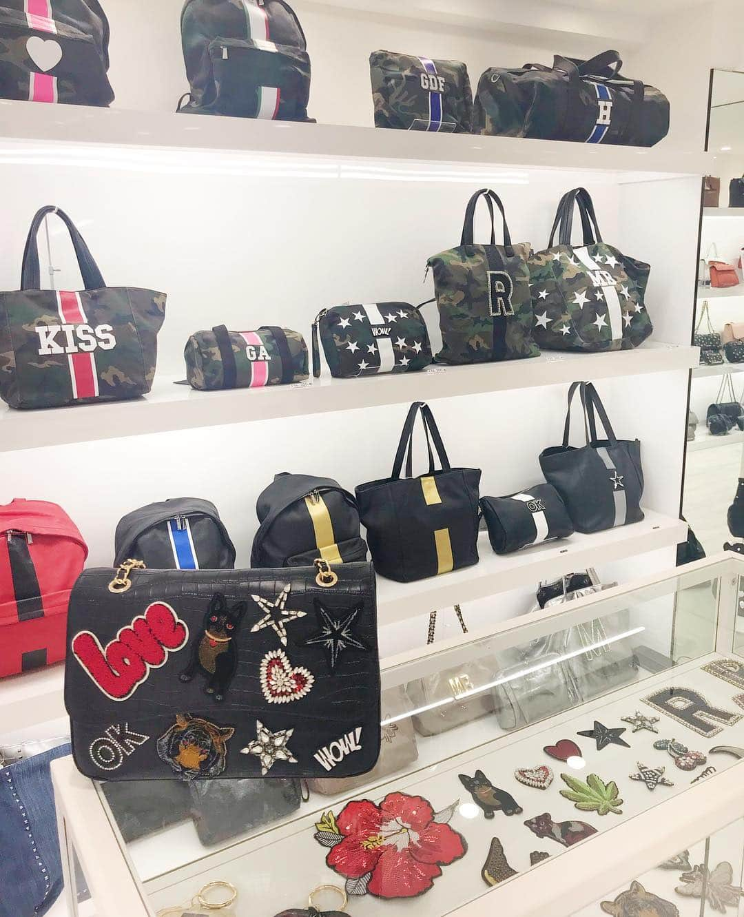 えれなさんのインスタグラム写真 - (えれなInstagram)「気になっていたイタリアブランドの🇮🇹 『MIA BAG』青山店に行ってきました😄💗 BAGに色々カスタムできるから、自分の好きな風に作れるんだ🌟  小さいBAG好きだけど、荷物多いから大きいBAGもいいなぁ〜。🤔 と、楽しい悩みw😜  さぁ。どのBAGにしたでしょ〜か？？ また、オーダーしたものが届いたら載せますね😆💕 #miabag  #ミアバッグ #青山店 #カスタム #えれな @miabagjapan  @miabag」5月3日 22時53分 - elena1982312