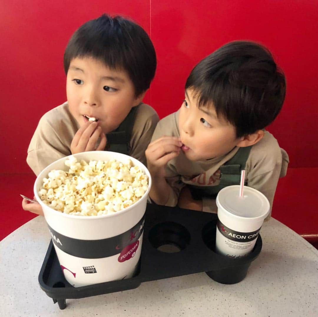 ᴋᴀɴᴀᴋöさんのインスタグラム写真 - (ᴋᴀɴᴀᴋöInstagram)「GWも 折り返し‼️ 映画を 観に行ったよ🍿✨ * GWどこに行っても混んでるー😵💦 * #映画#ゴールデンウィーク#GW#3兄弟」5月3日 22時56分 - kanakokko_34_