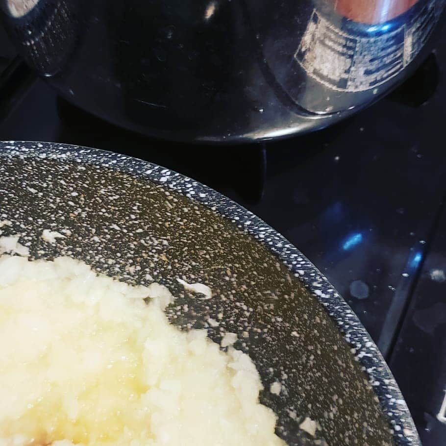 塩原康孝さんのインスタグラム写真 - (塩原康孝Instagram)「数日前。カレー。 圧力鍋と、野菜はじゃがいも以外たまねぎにんじんトマトをミキサーへ。 今年一番おいしいカレーが出来ました。  #料理男子  #年齢的に #料理おじさん」5月3日 22時57分 - ruisan0120