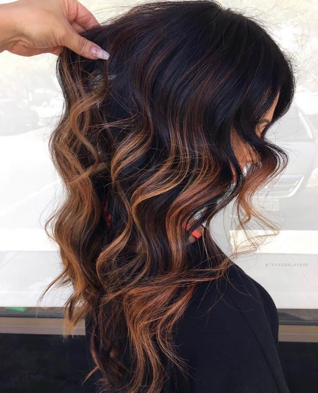 CosmoProf Beautyさんのインスタグラム写真 - (CosmoProf BeautyInstagram)「Warm Caramel Honey by @texasbalayage 🍯🤤 ✨ Second session lightening from dark permanent color Toned with @wellahairusa 8/03 with @olaplex in every service to insure hair stays healthy and strong 💪🏼 . . #repost #licensedtocreate #cosmoprofbeauty #askforwella #wellahair #brunettebalayage #balayagespecialist #balayageartist #balayagedandpainted #dimensionalbrunette」5月3日 23時00分 - cosmoprofbeauty