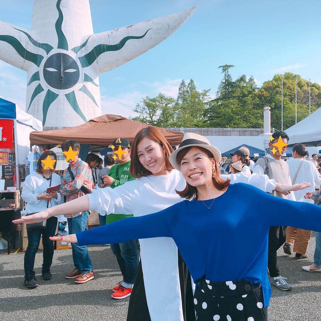 のインスタグラム：「FM802 BRIGHT MORNINGオンエアから、 FUNKY MARKETへ🍀  めちゃいい天気、新緑の季節の万博記念公園、最高✨  今日は、いつもラジオを聞いてくださっているリスナーの皆さんにお会いできて、おしゃべりできて、楽しかったです♡  いつもご紹介できなかったメッセージも全て読ませていただいてるんですが、直接、そのときのお話ができたり、『ヨガやってるよー』って言ってくださったり、こんなときに聞いてるよーと朝の過ごし方を教えてくださったり。嬉しかったなぁ♡遊びに来てくださった皆さん、ありがとうございました！また、リクエストやメッセージ、ツイッターも楽しみに待ってます♬  ①BRIGHT MORNINGにFUNKYな電話レポートを入れてくださった仁井さんと太陽の塔ポーズ♡  ②いつもおしゃべりしだすと止まらないリサネムと太陽の塔ポーズ♡  ③ヒィアの西田新さんと4月からBRIGHT MORNINGにバトンを渡してくれる桜井雅斗さんと！  #fm802 #funkymarke #ファンキーマーケット#万博記念公園 #太陽の塔 #太陽の塔ポーズ」
