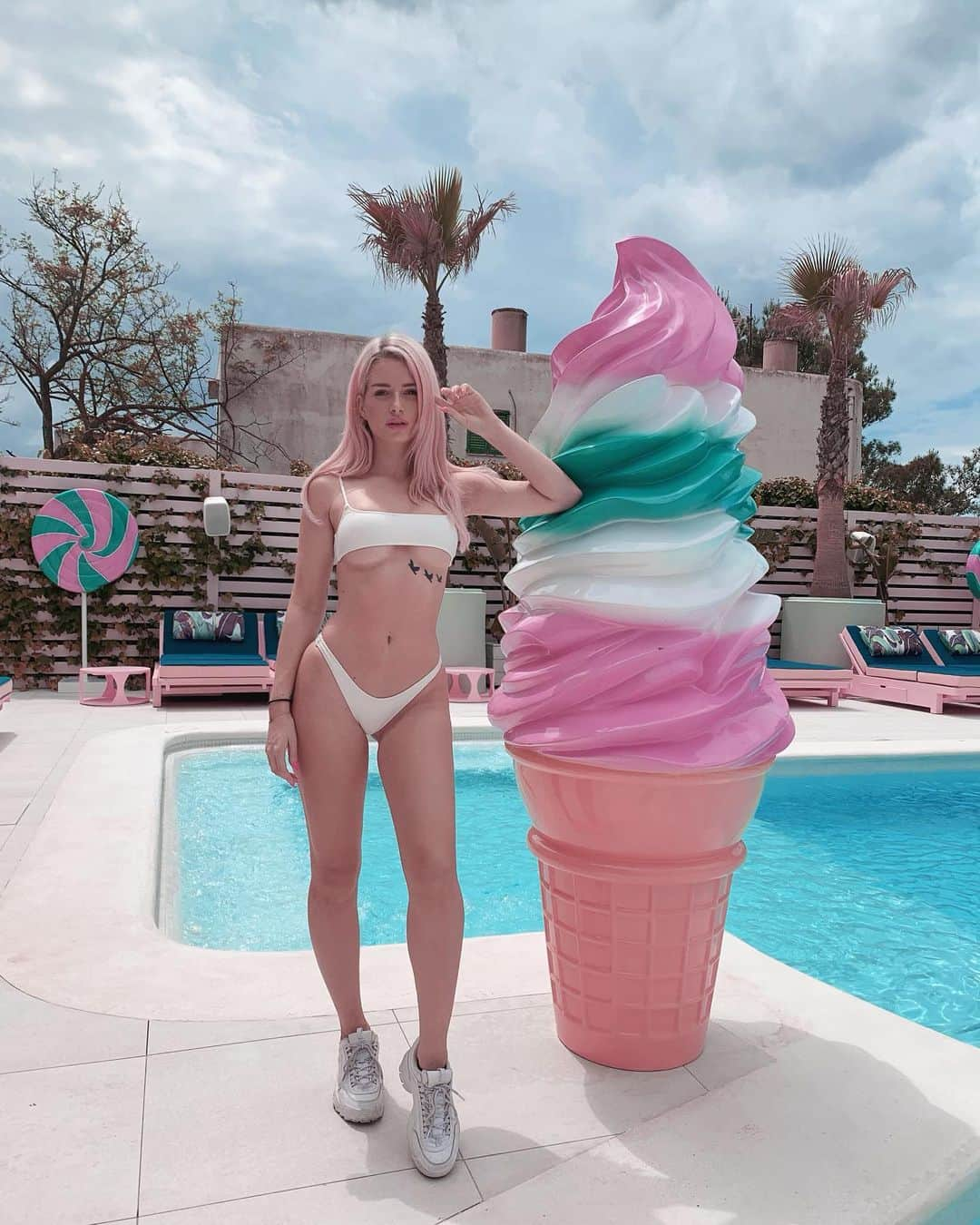 ロッティ・モスさんのインスタグラム写真 - (ロッティ・モスInstagram)「🍦」5月3日 23時00分 - lottiemossxo