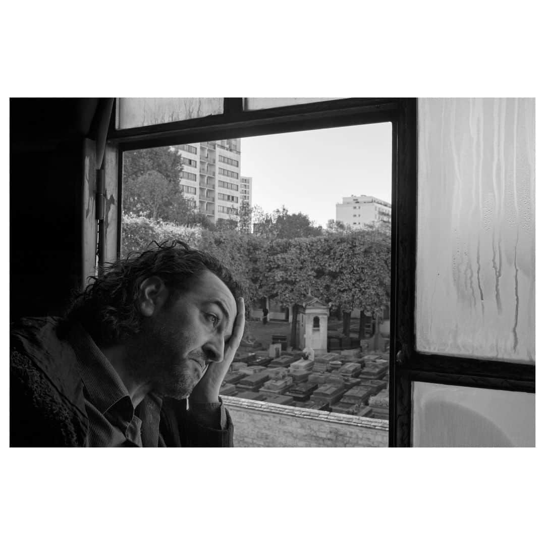 Magnum Photosさんのインスタグラム写真 - (Magnum PhotosInstagram)「"I still remember the moment I heard my name being called to be released from my second grave." - Hani Al Zeitani . Syrian journalist and refugee Hani Al Zeitani dwells upon grief and dislocation while looking over Paris’ Grenelle Cemetary from a window of the @maisondjournalistes building. Zeitani’s words are accompanied by photographs by Magnum photographer Stuart Franklin, who travelled to Paris to photograph Zeitani and the nearby Père Lachaise Cemetery. Link in bio. . 'D'ici / From Here', a project created in collaboration with @maisondjournalistes, is on display at Paris’ Hôtel de Ville until May 31, and is also available to download as a PDF in English and French. . PHOTO: Syrian journalist and refugee Hani El Zeitani at the Maison des Journalistes. Paris. France. 2018. . © #StuartFranklin/#MagnumPhotos . #MaisondesJournalistes #Paris #WorldPressFreedomDay」5月3日 23時01分 - magnumphotos