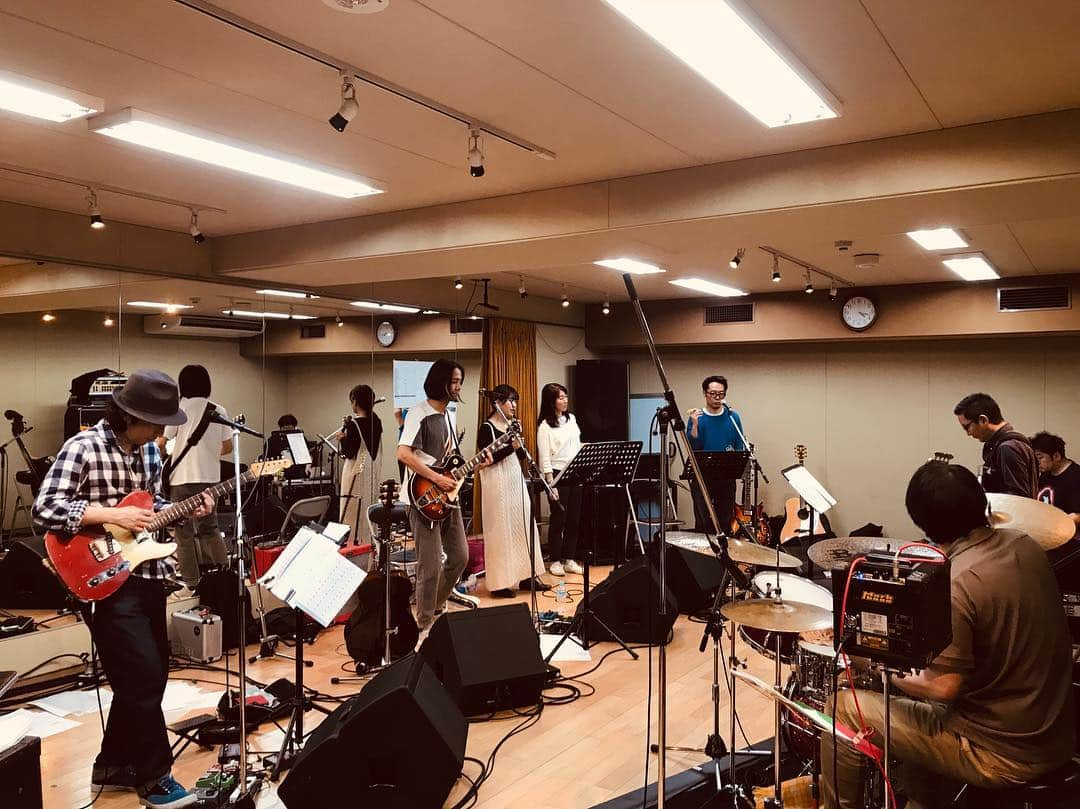 坂本美雨さんのインスタグラム写真 - (坂本美雨Instagram)「高野寛さんの30周年記念 コラボレーションライブ「Spectra Harmony」のリハーサル。  ゲストにおおはたくん、畠山美由紀さん、ハナレグミのタカシくん、わたし。 ドラム宮川剛さん、ベース鈴木正人さん。 安心して心を委ねられるメンバーの中で歌わせていただく。 本番がたのしみ。  5月12日(日)  16時〜 日本橋三井ホール （チケット残りわずか） . 6月6日 Billboard Live大阪 ①18:30〜 ②21:30〜 ゲスト: おおはた雄一/畠山美由紀/坂本美雨」5月3日 23時01分 - miu_sakamoto