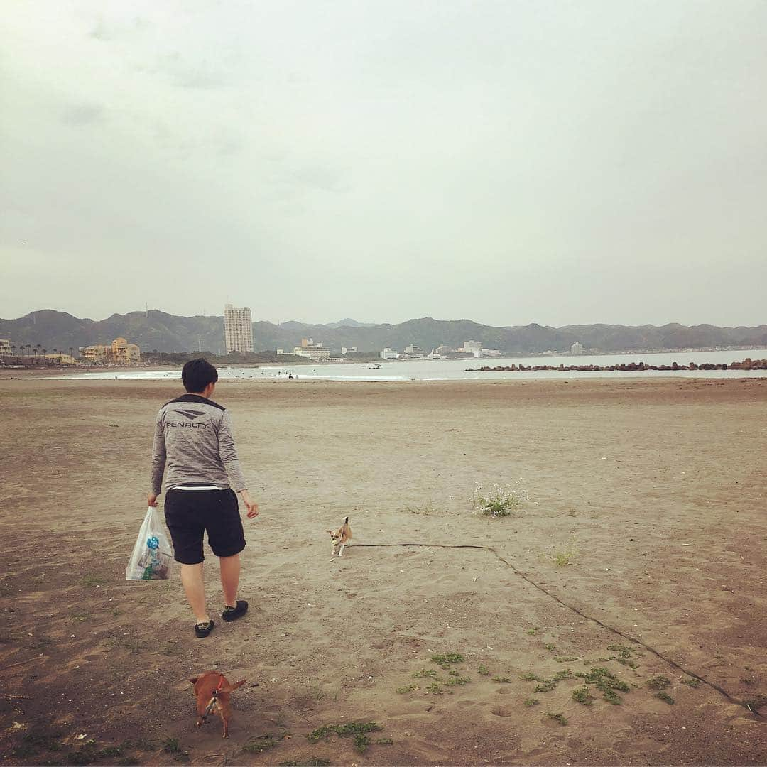 木原梢さんのインスタグラム写真 - (木原梢Instagram)「仕事終わって海集合。 GWもサッカー三昧。  #鴨川 #海 #散歩 #わんこ #癒し #ジャンボいなり #焼肉 #どんだけー #奉行」5月3日 23時02分 - kozu0917